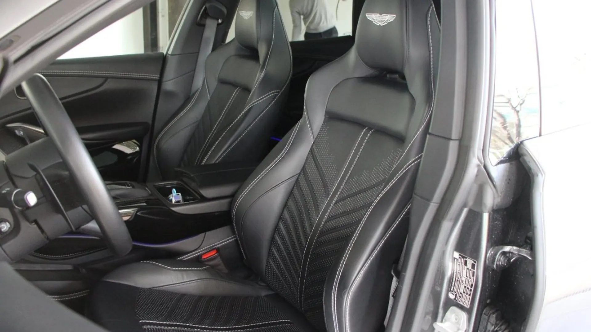 Aston Martin DBX — photo 14