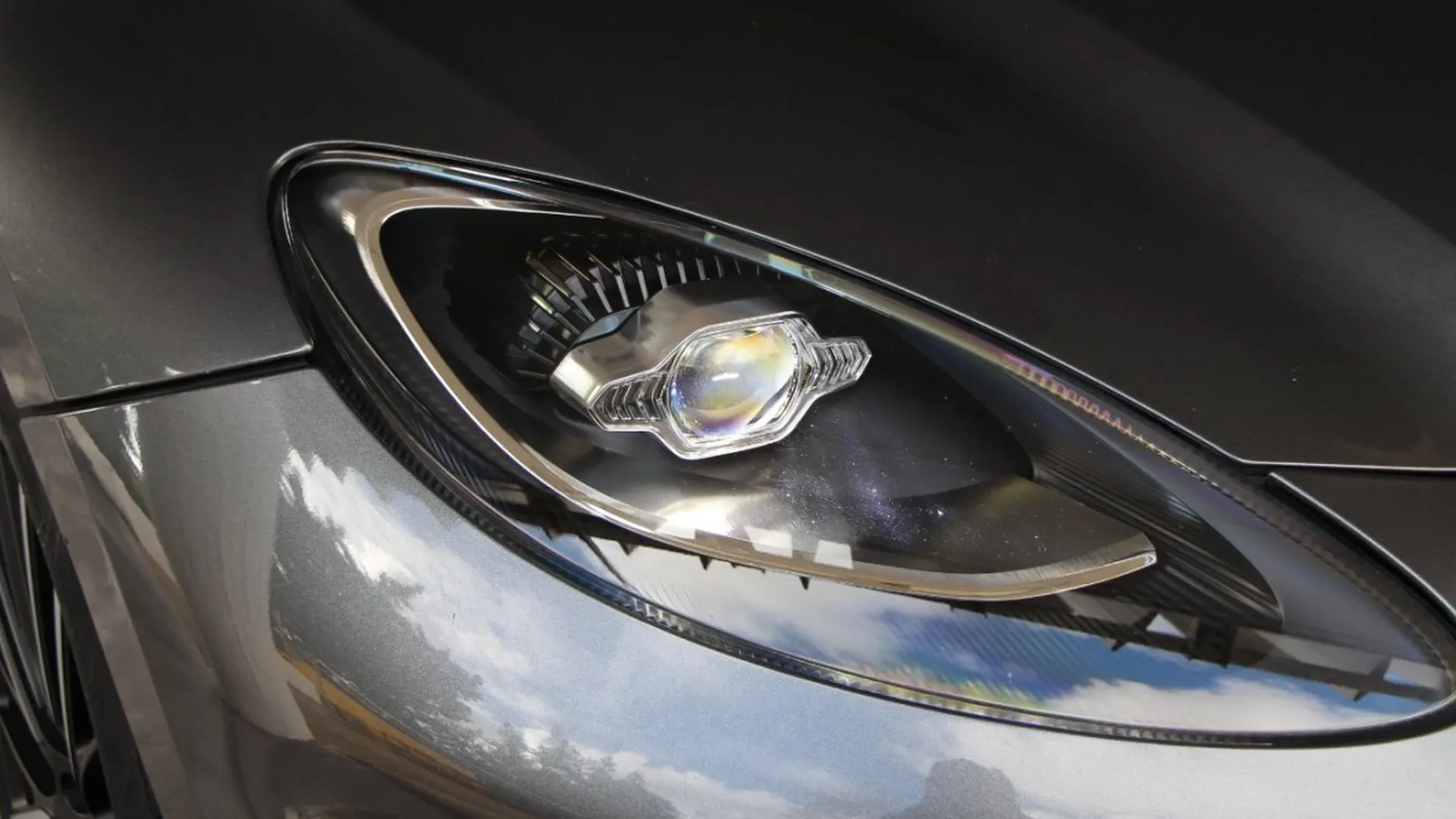 Aston Martin DBX — photo 3