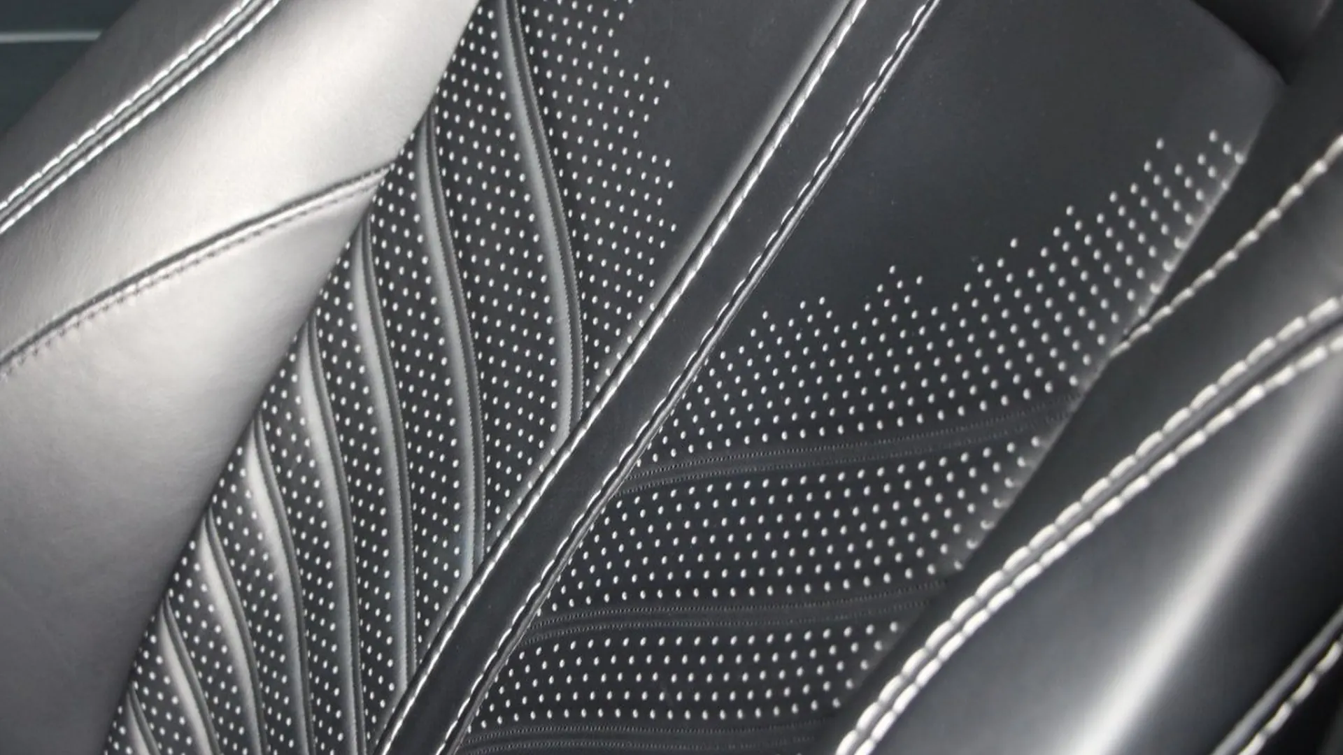Aston Martin DBX — photo 25