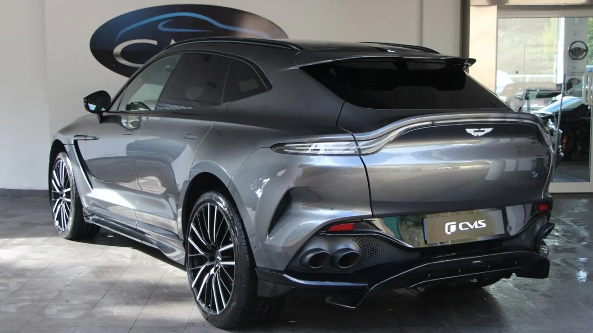 Aston Martin DBX — photo 8