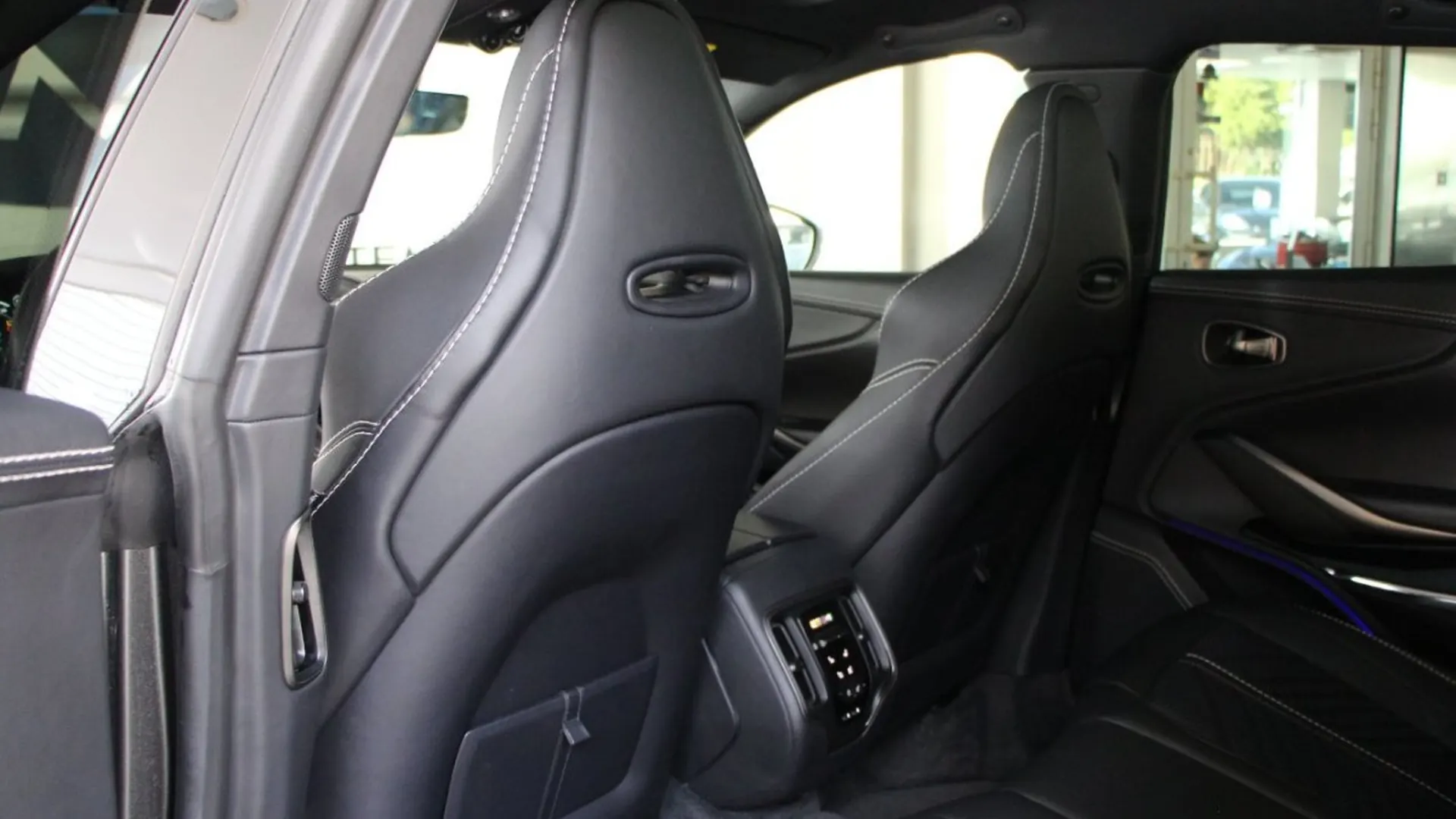 Aston Martin DBX — photo 15