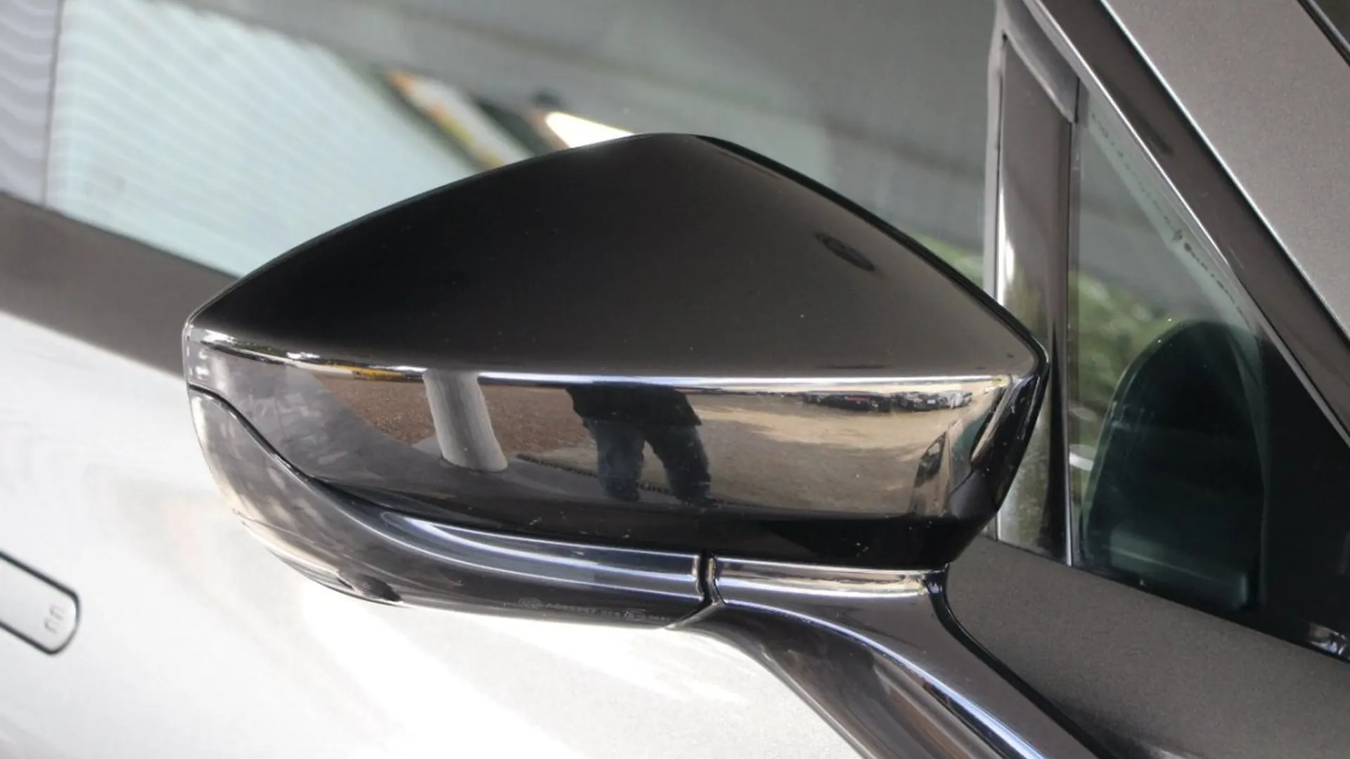 Aston Martin DBX — photo 6