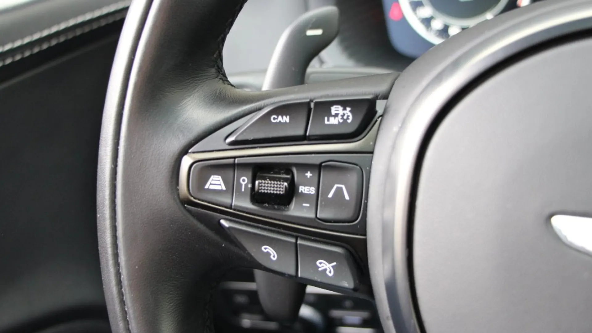 Aston Martin DBX — photo 22