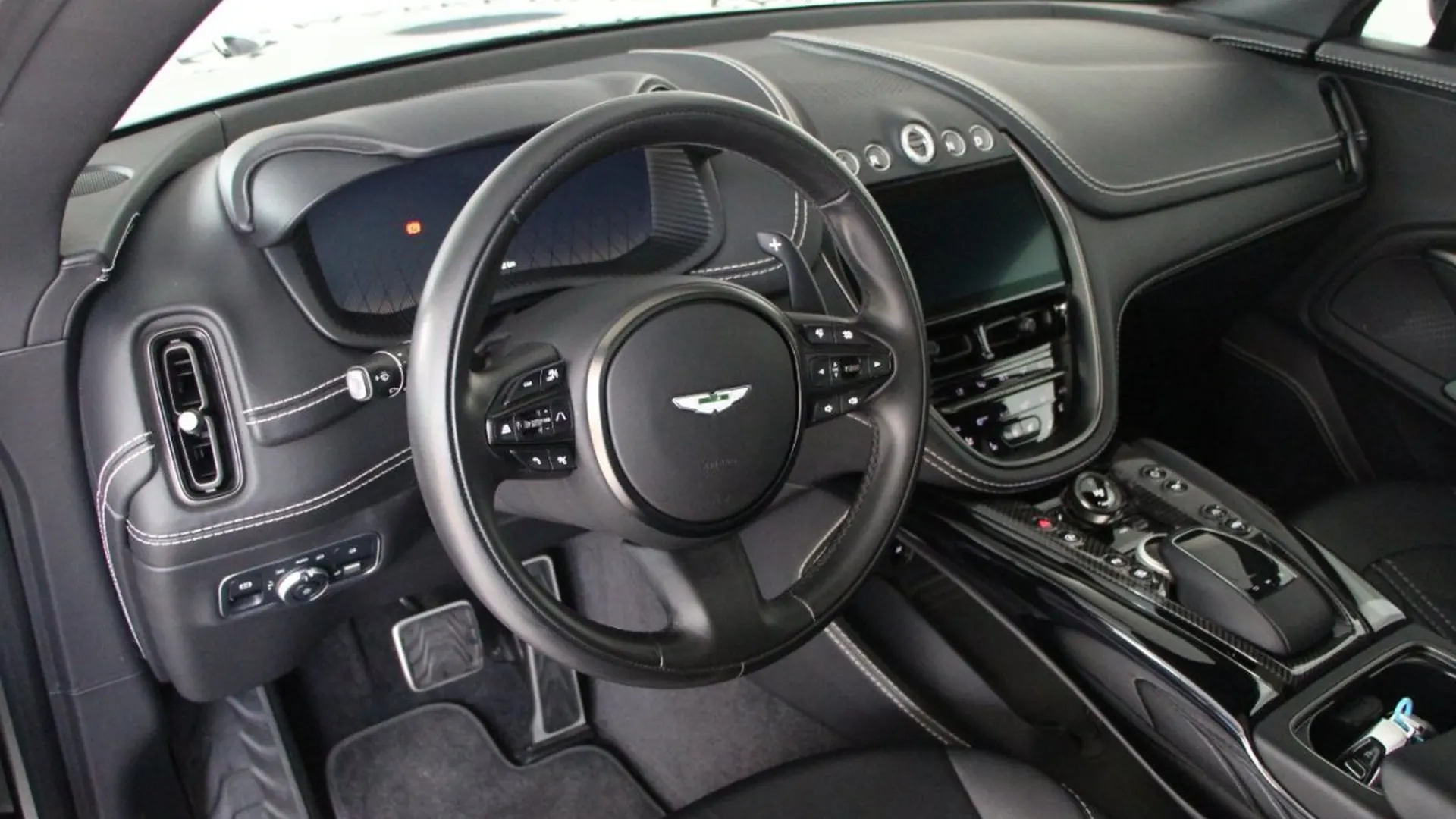 Aston Martin DBX — photo 11