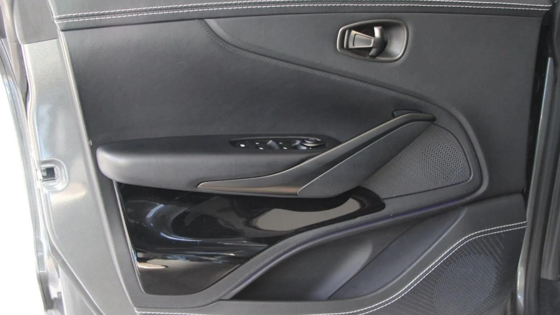 Aston Martin DBX — photo 17