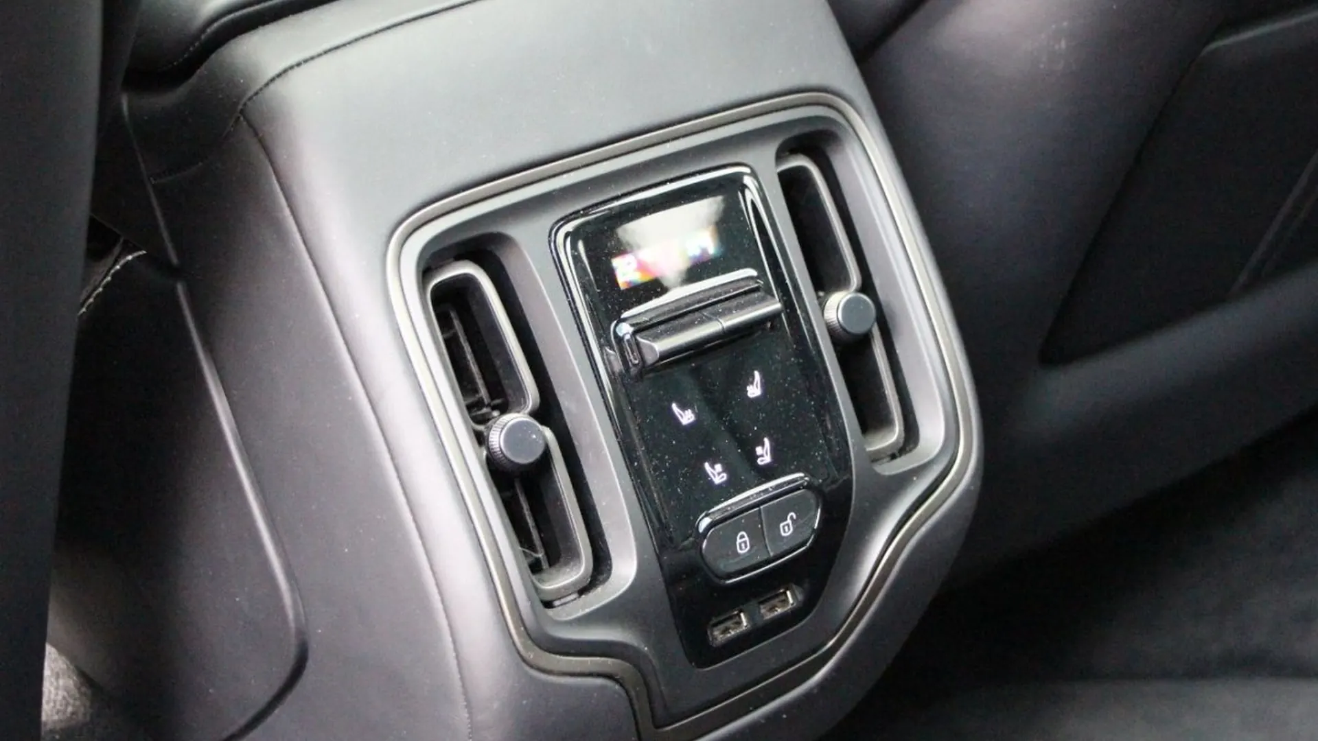 Aston Martin DBX — photo 26