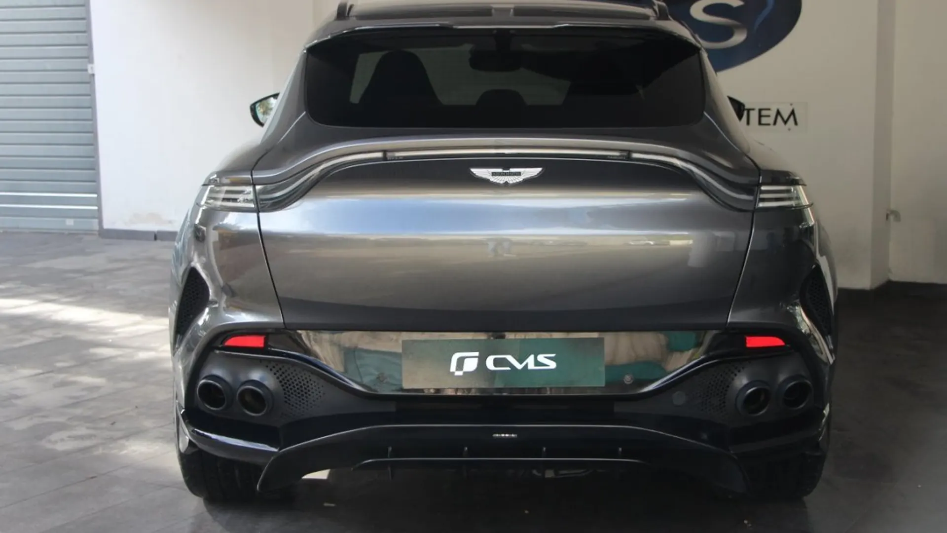 Aston Martin DBX — photo 9