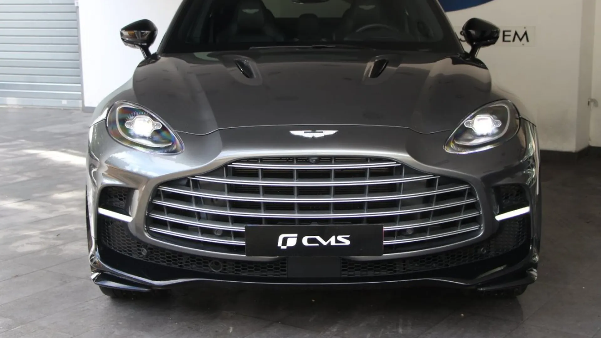 Aston Martin DBX — photo 2