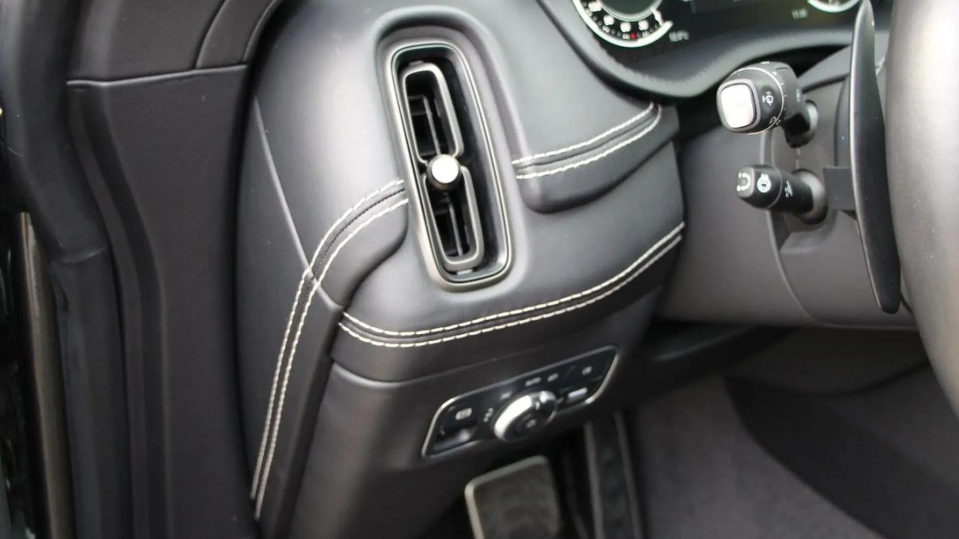 Aston Martin DBX — photo 23