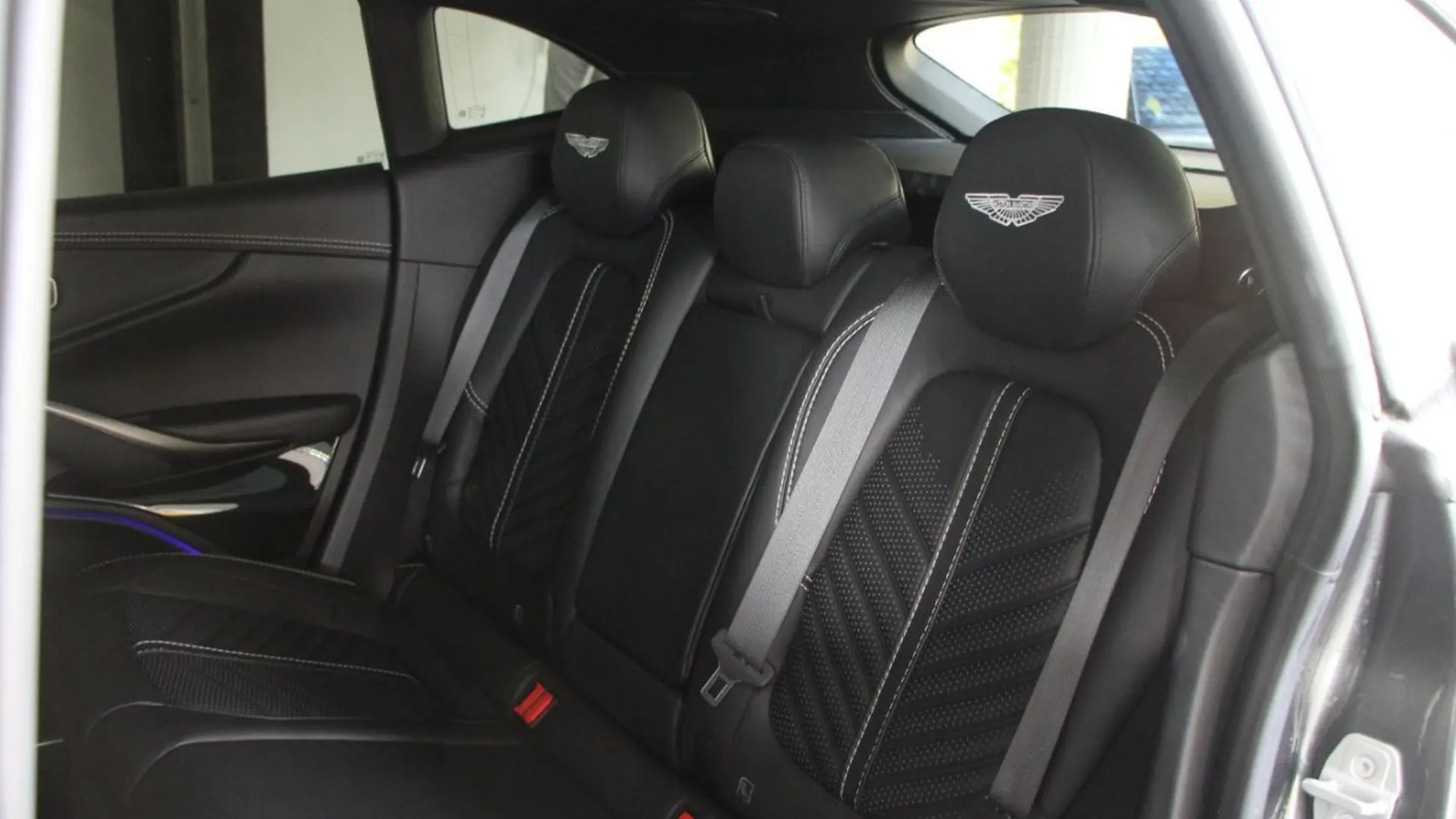 Aston Martin DBX — photo 16