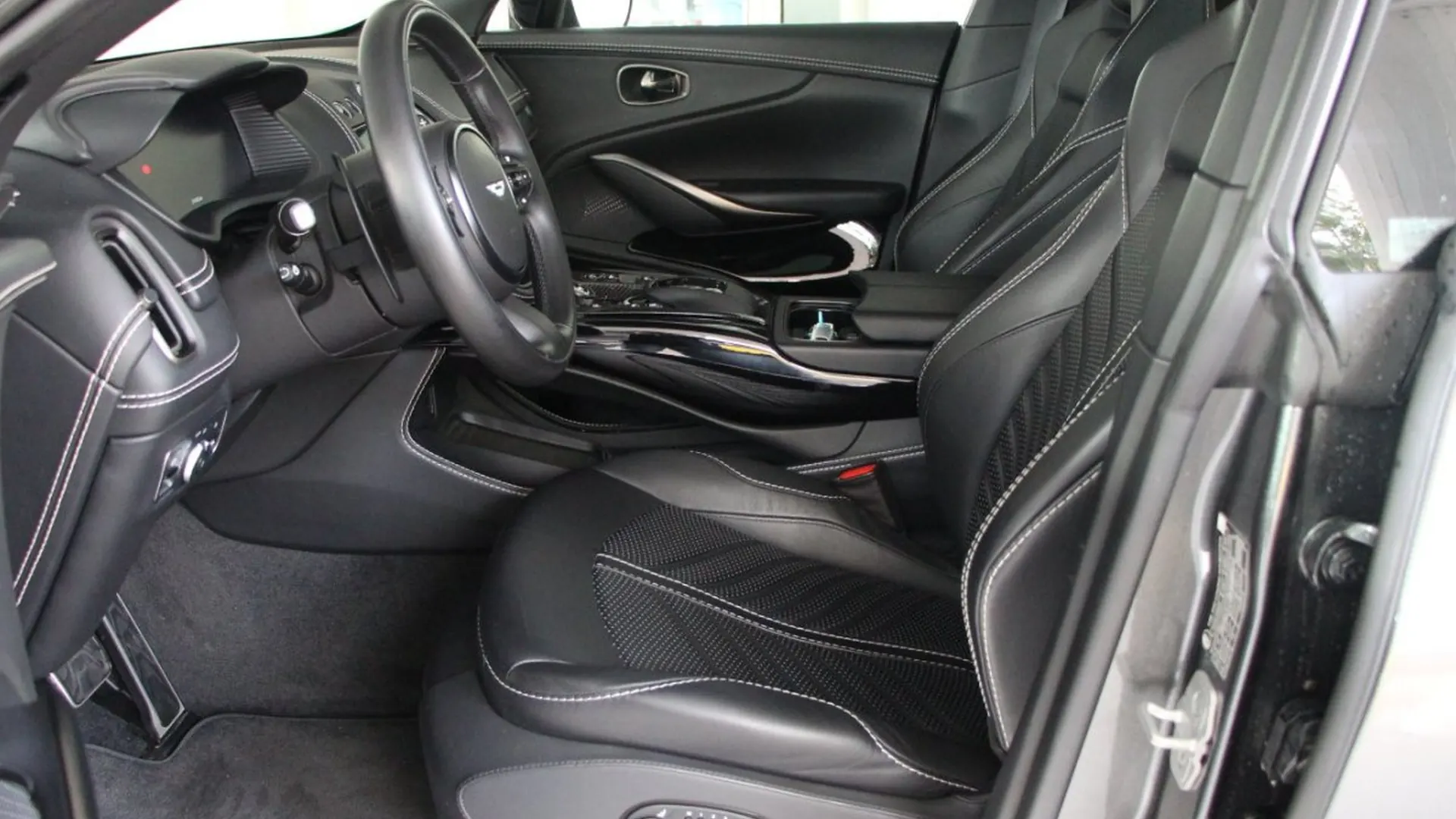 Aston Martin DBX — photo 12