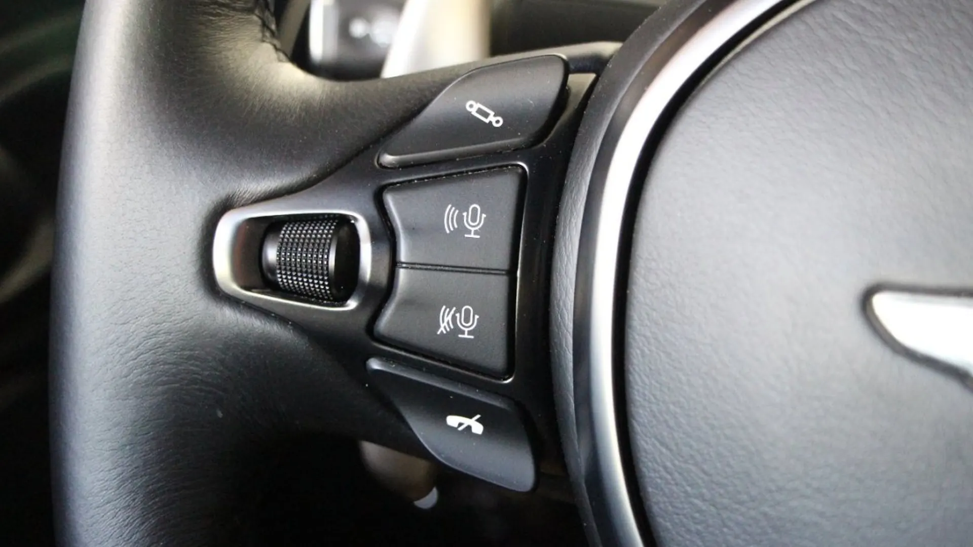 Aston Martin DBS — photo 33