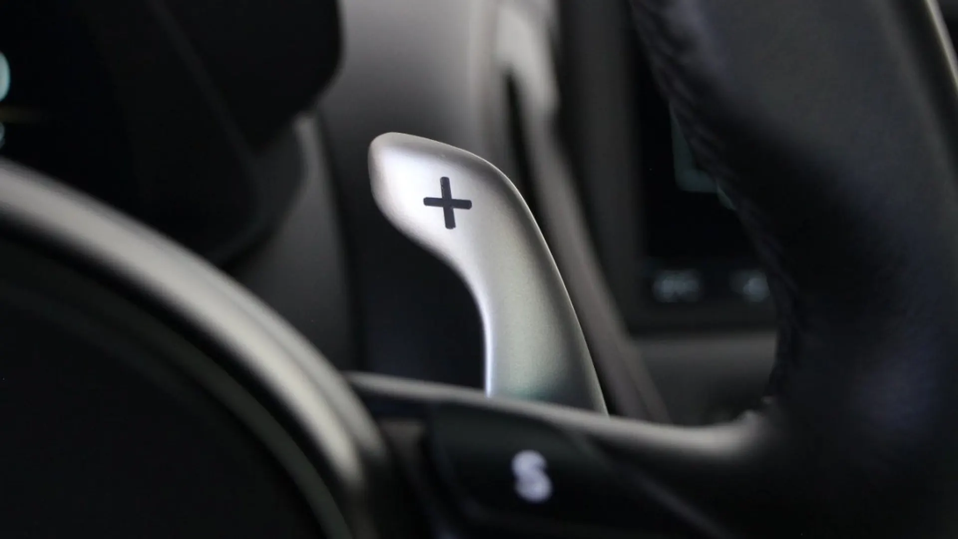 Aston Martin DBS — photo 34