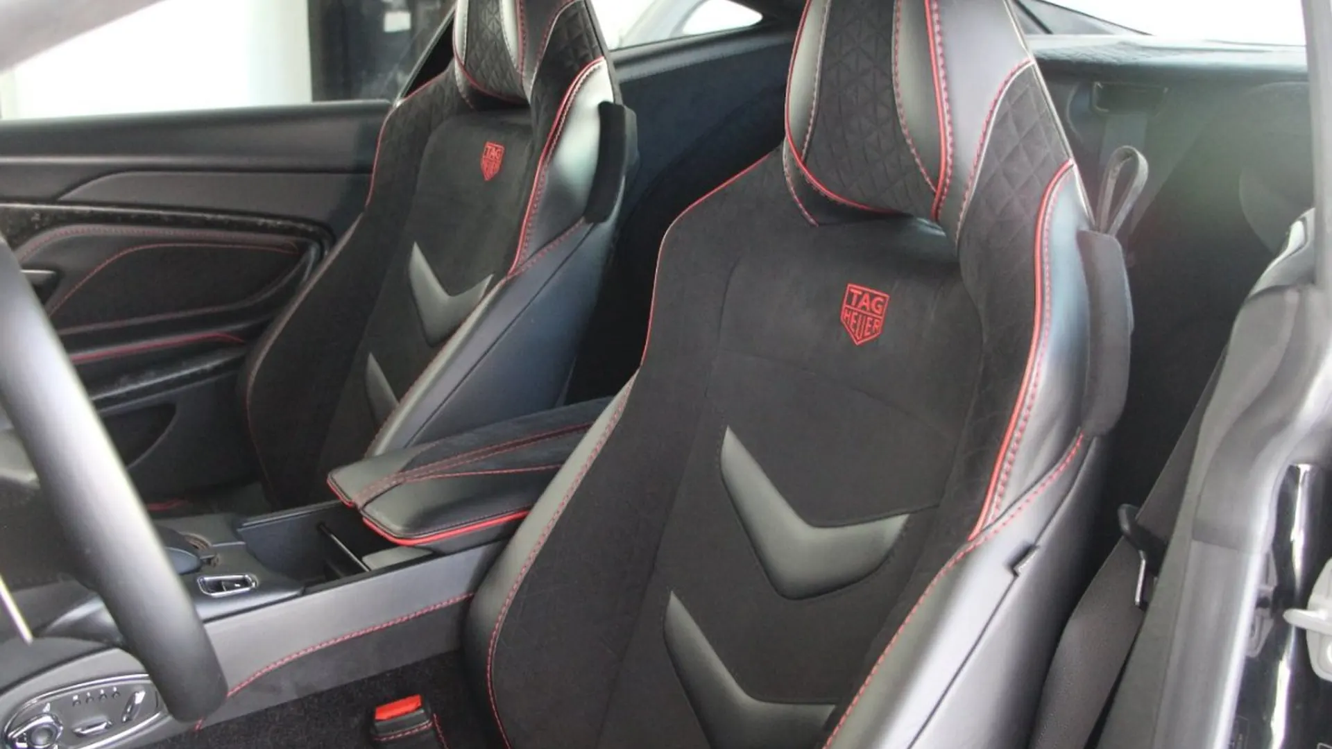 Aston Martin DBS — photo 16