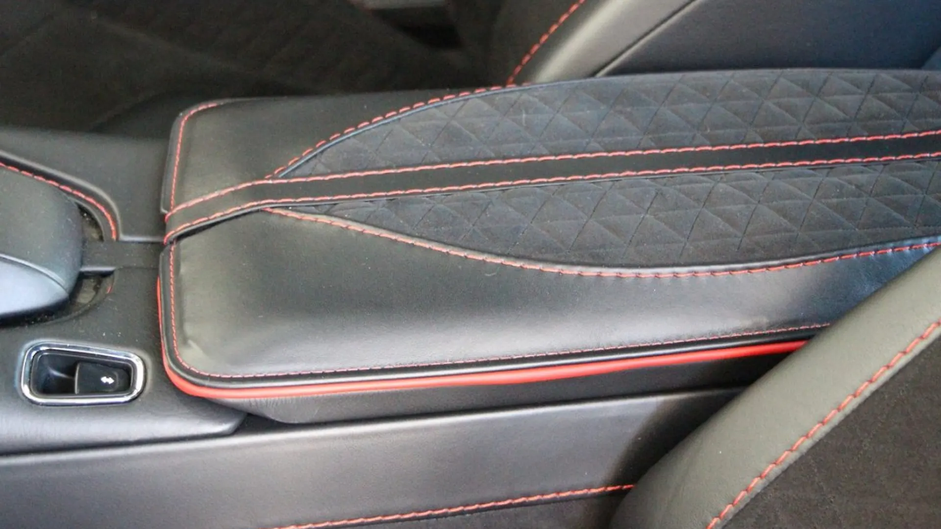 Aston Martin DBS — photo 35