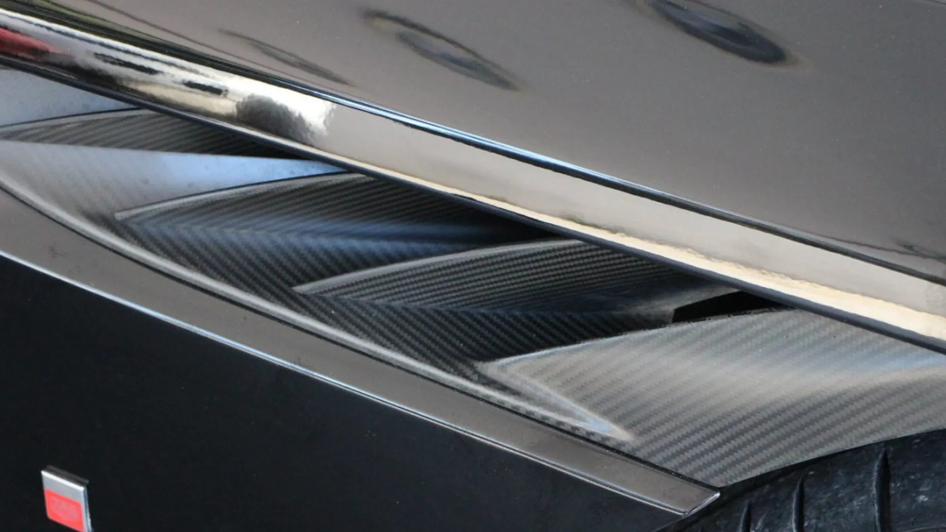 Aston Martin DBS — photo 7