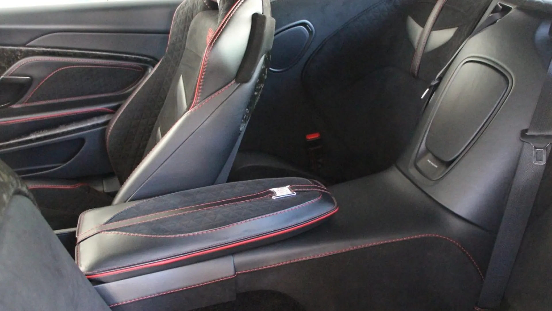 Aston Martin DBS — photo 23
