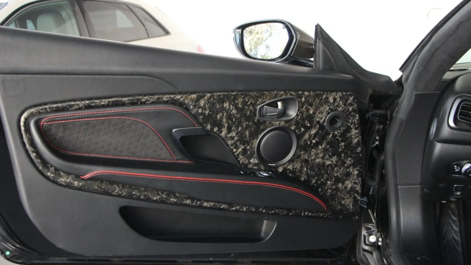 Aston Martin DBS — photo 17