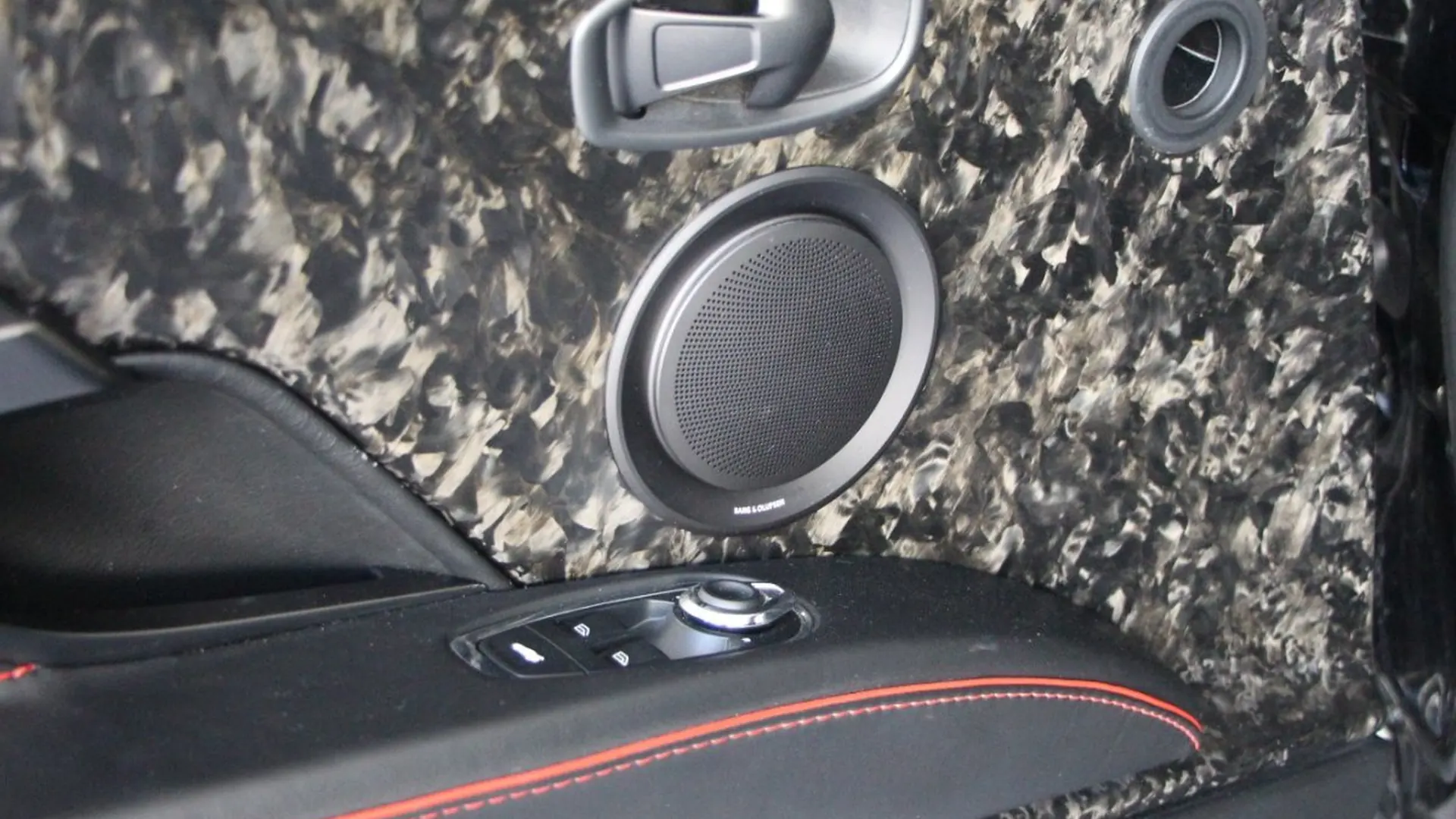 Aston Martin DBS — photo 18