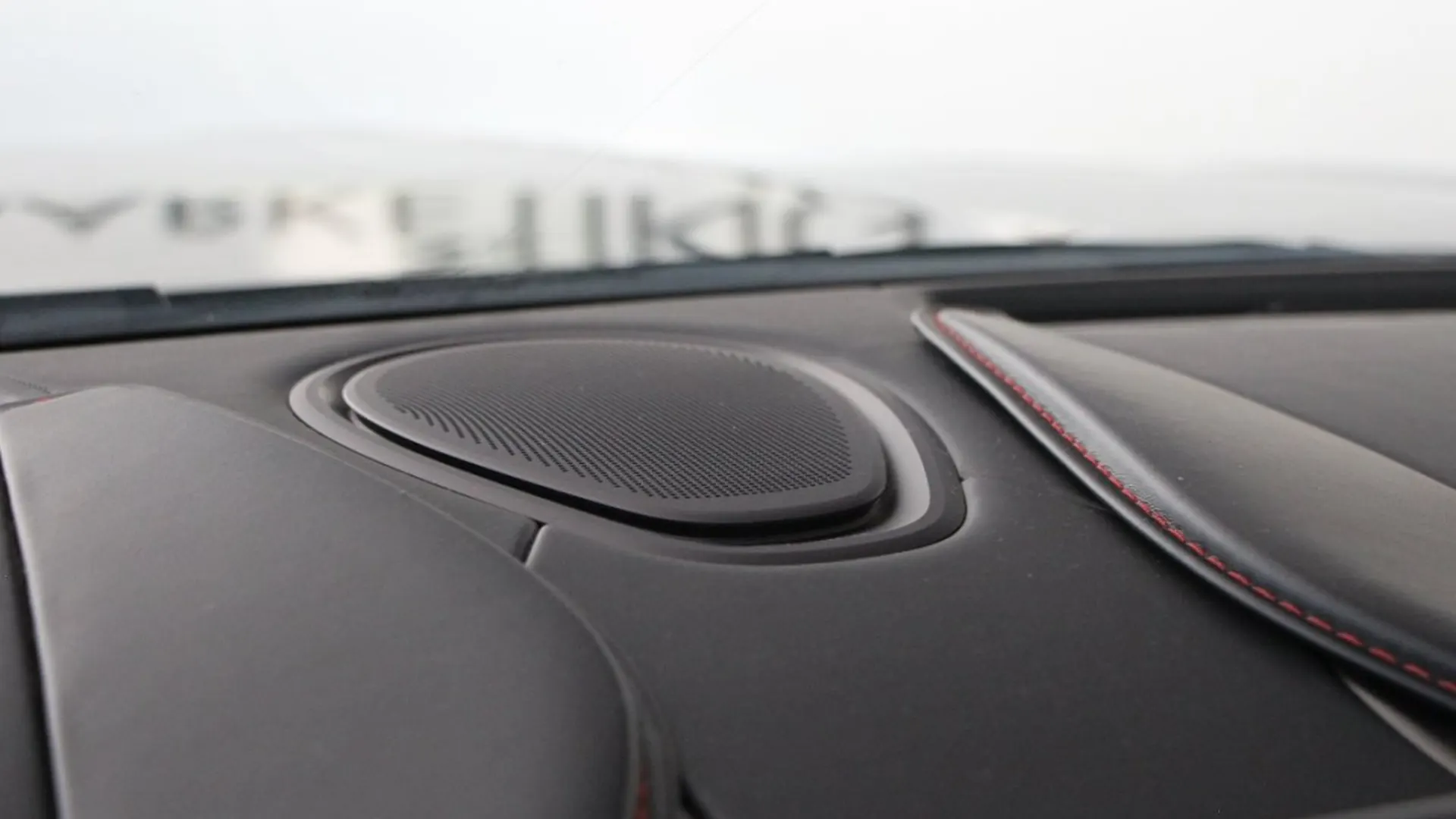 Aston Martin DBS — photo 30