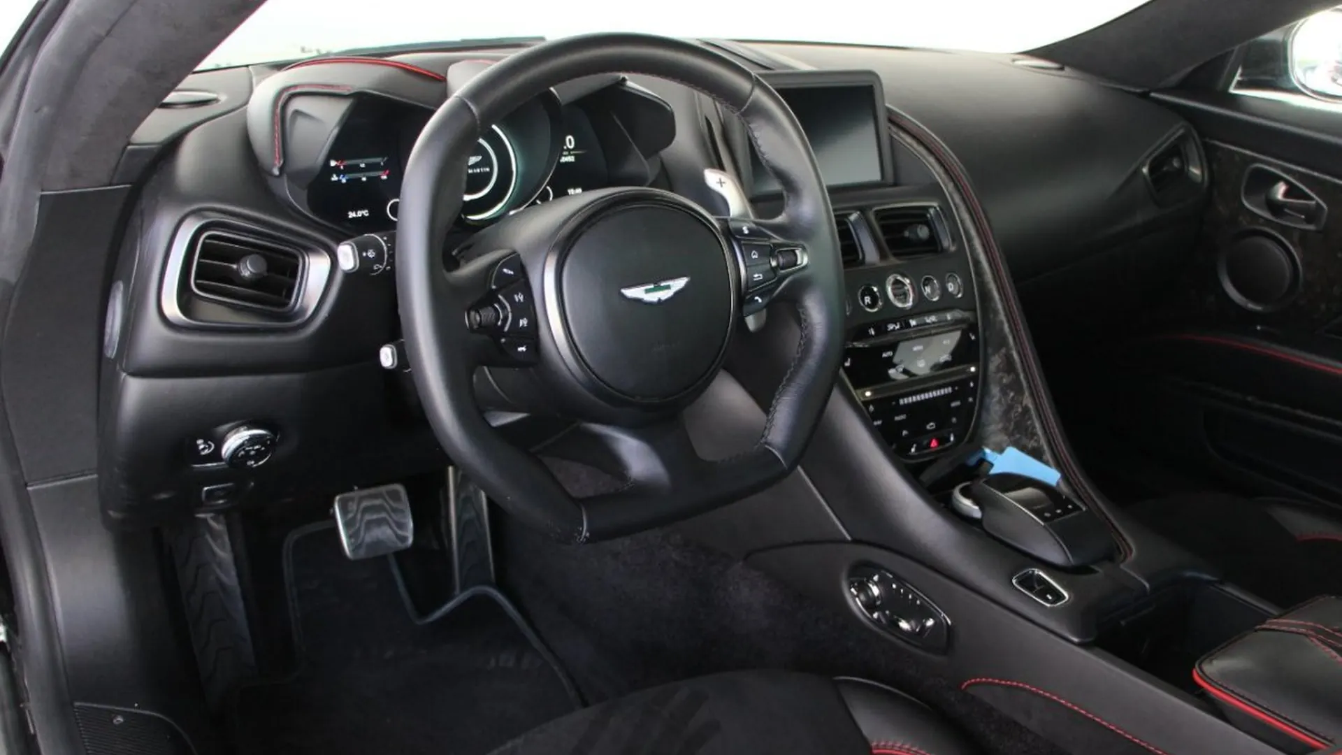 Aston Martin DBS — photo 14