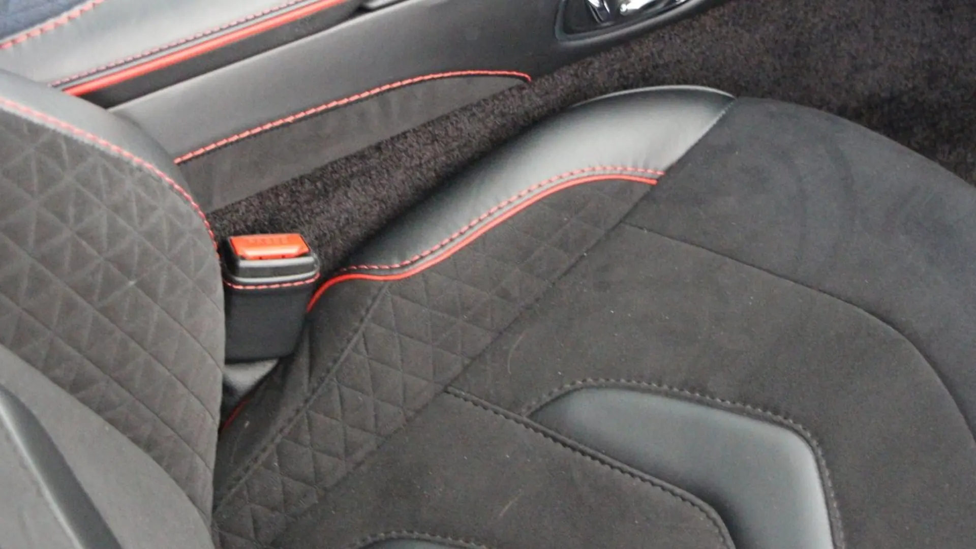 Aston Martin DBS — photo 38