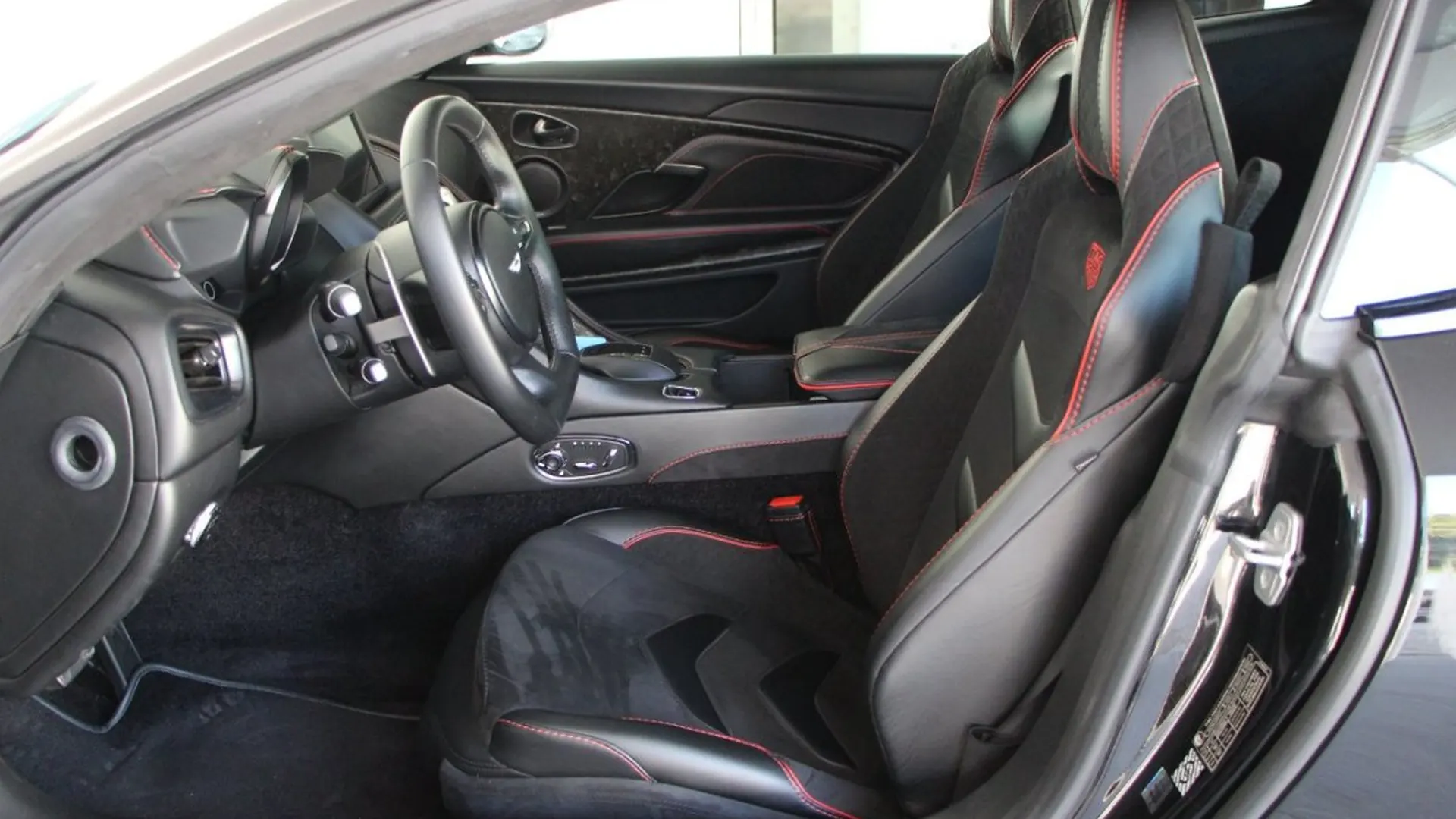 Aston Martin DBS — photo 15