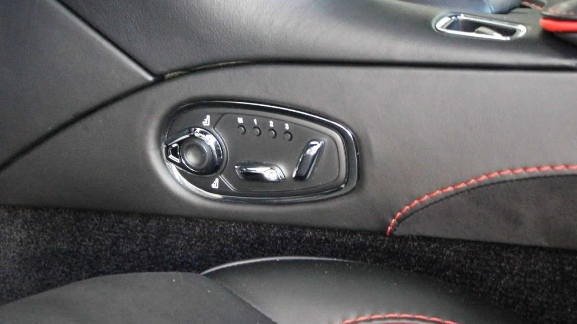 Aston Martin DBS — photo 36