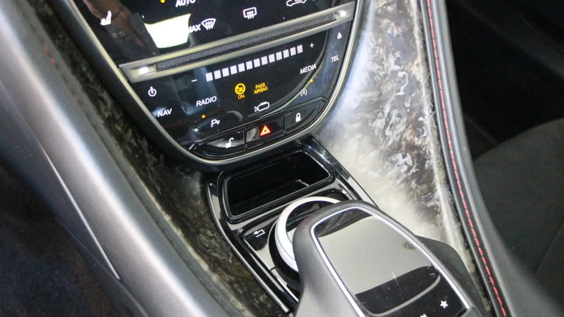 Aston Martin DBS — photo 27