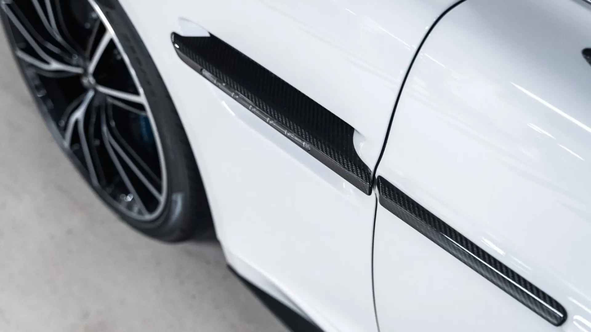 Aston Martin Vanquish — photo 11