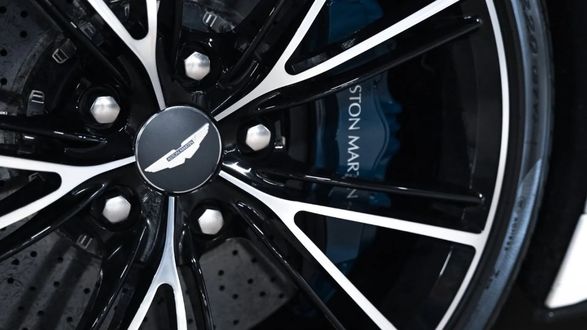 Aston Martin Vanquish — photo 12