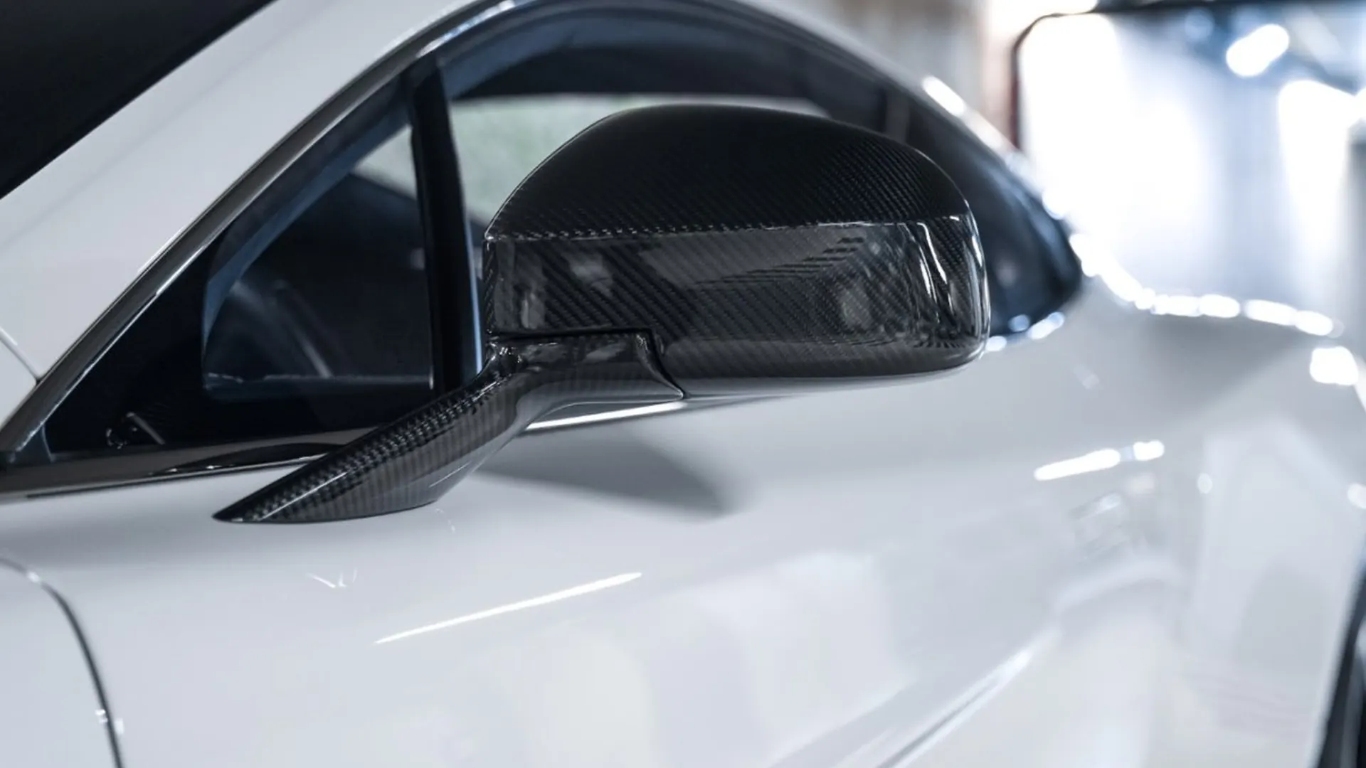 Aston Martin Vanquish — photo 10