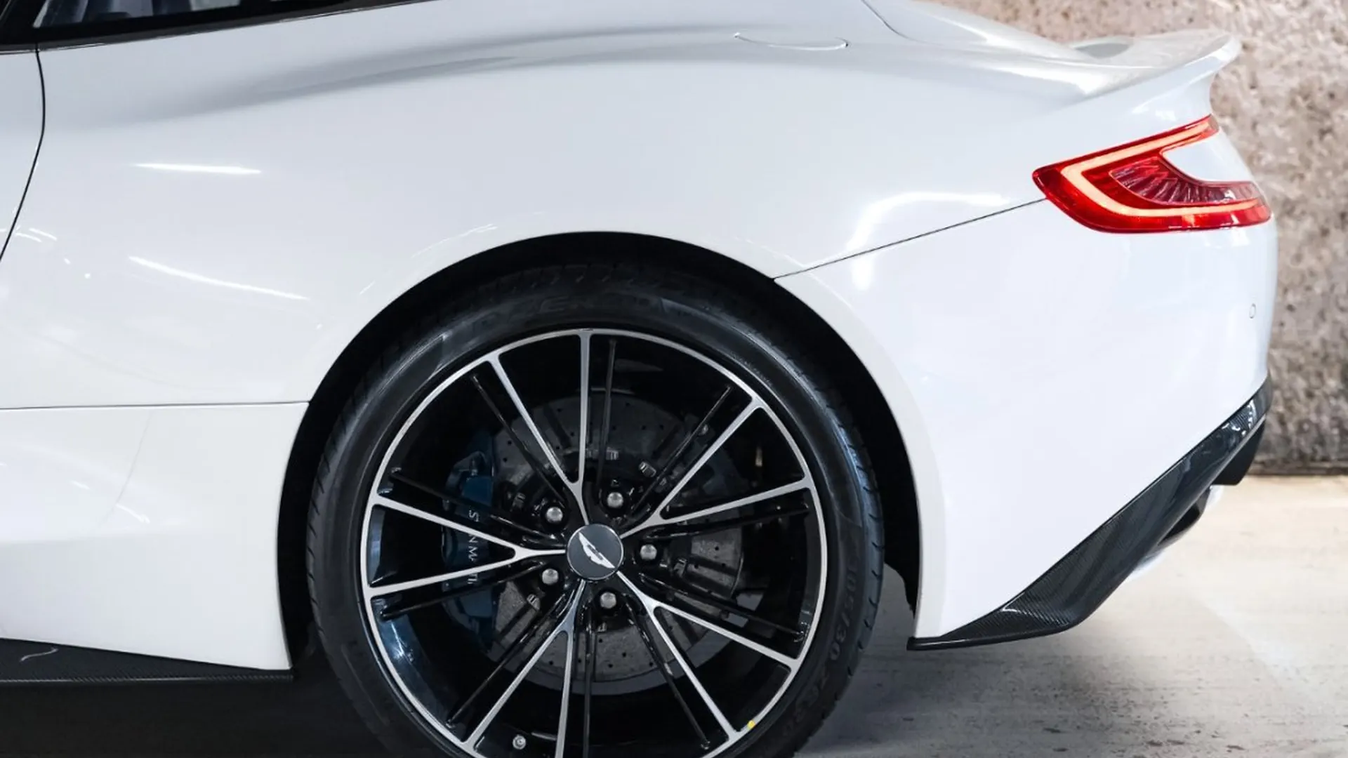 Aston Martin Vanquish — photo 13