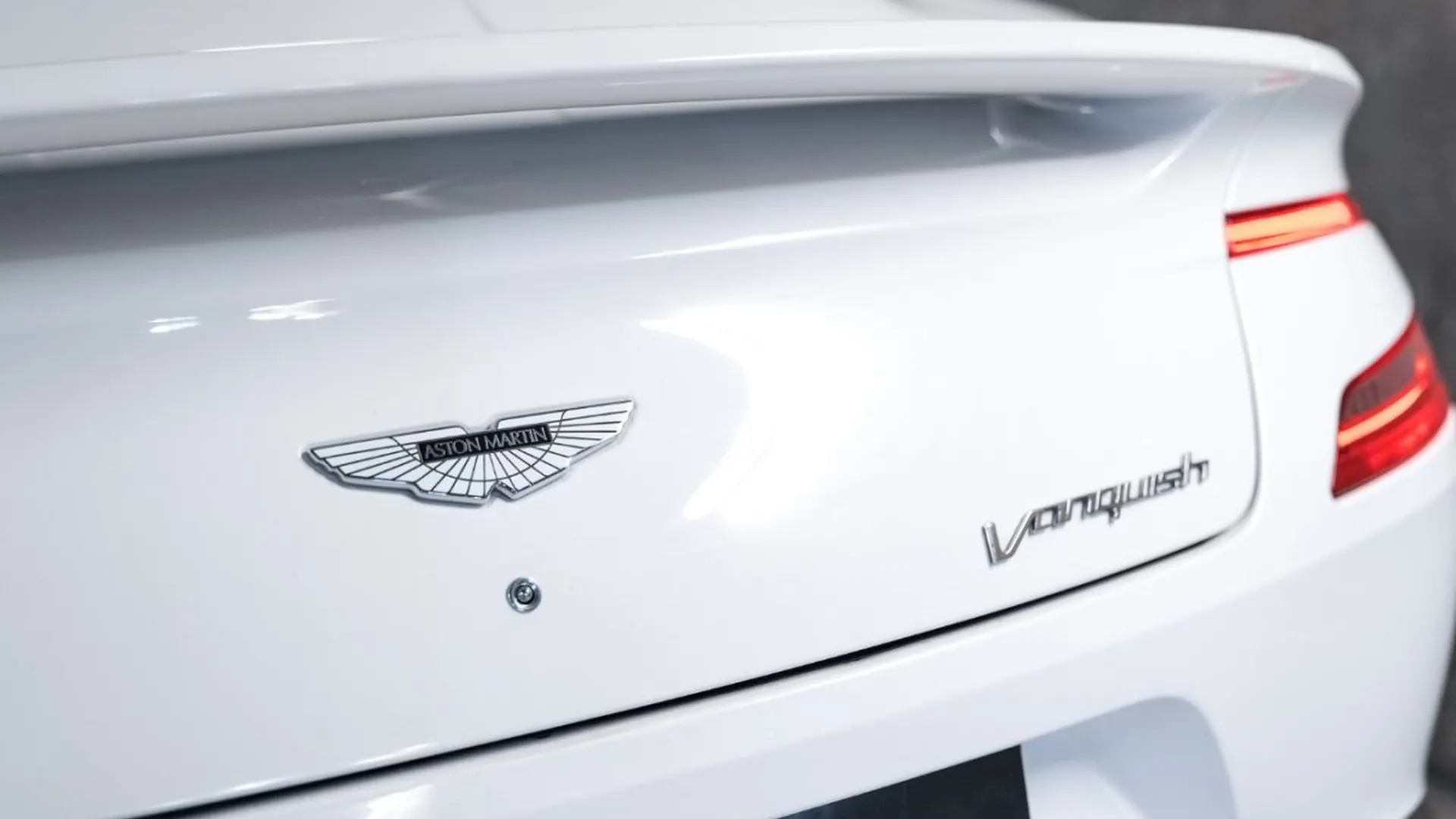 Aston Martin Vanquish — photo 19