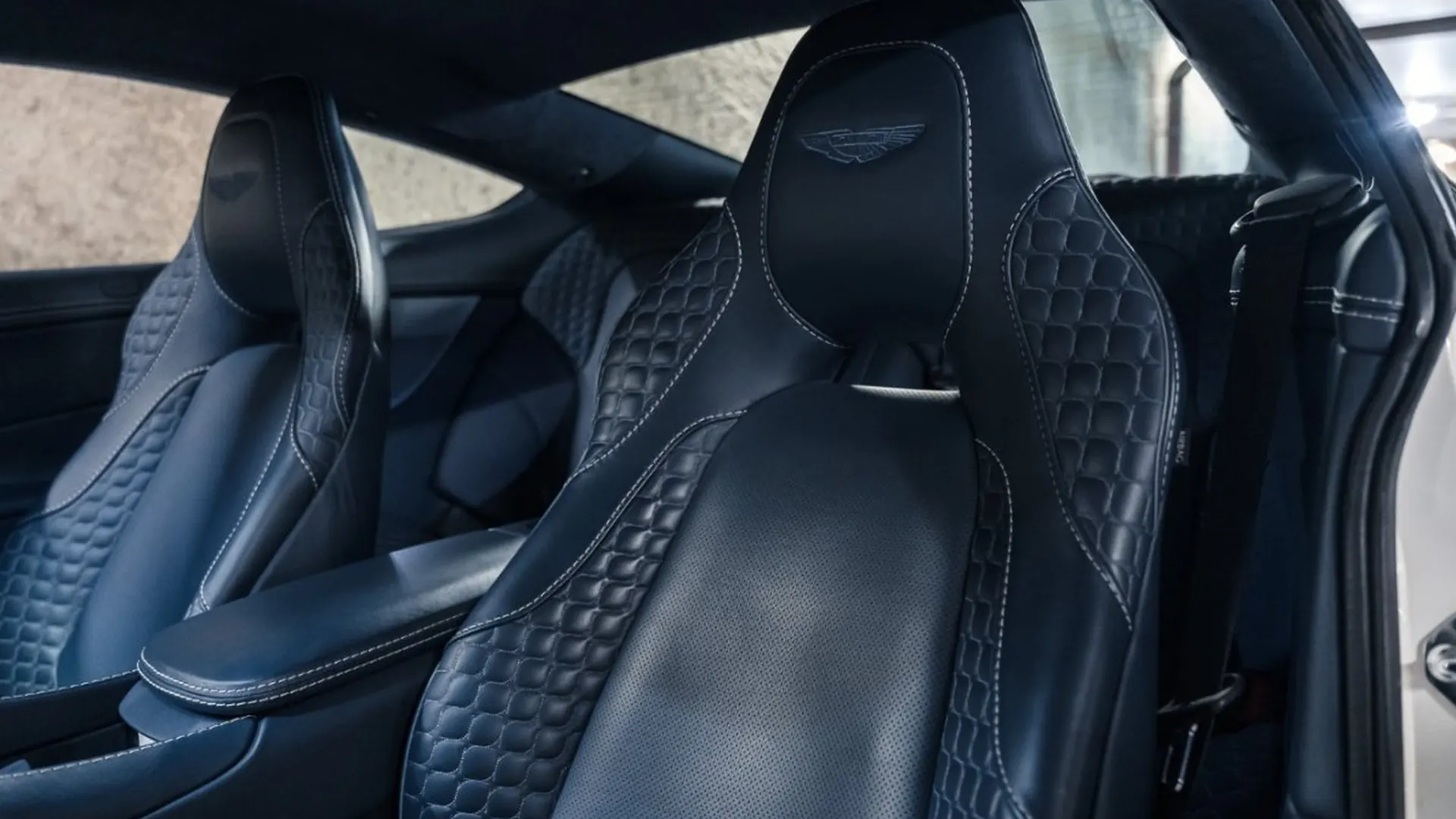 Aston Martin Vanquish — photo 30
