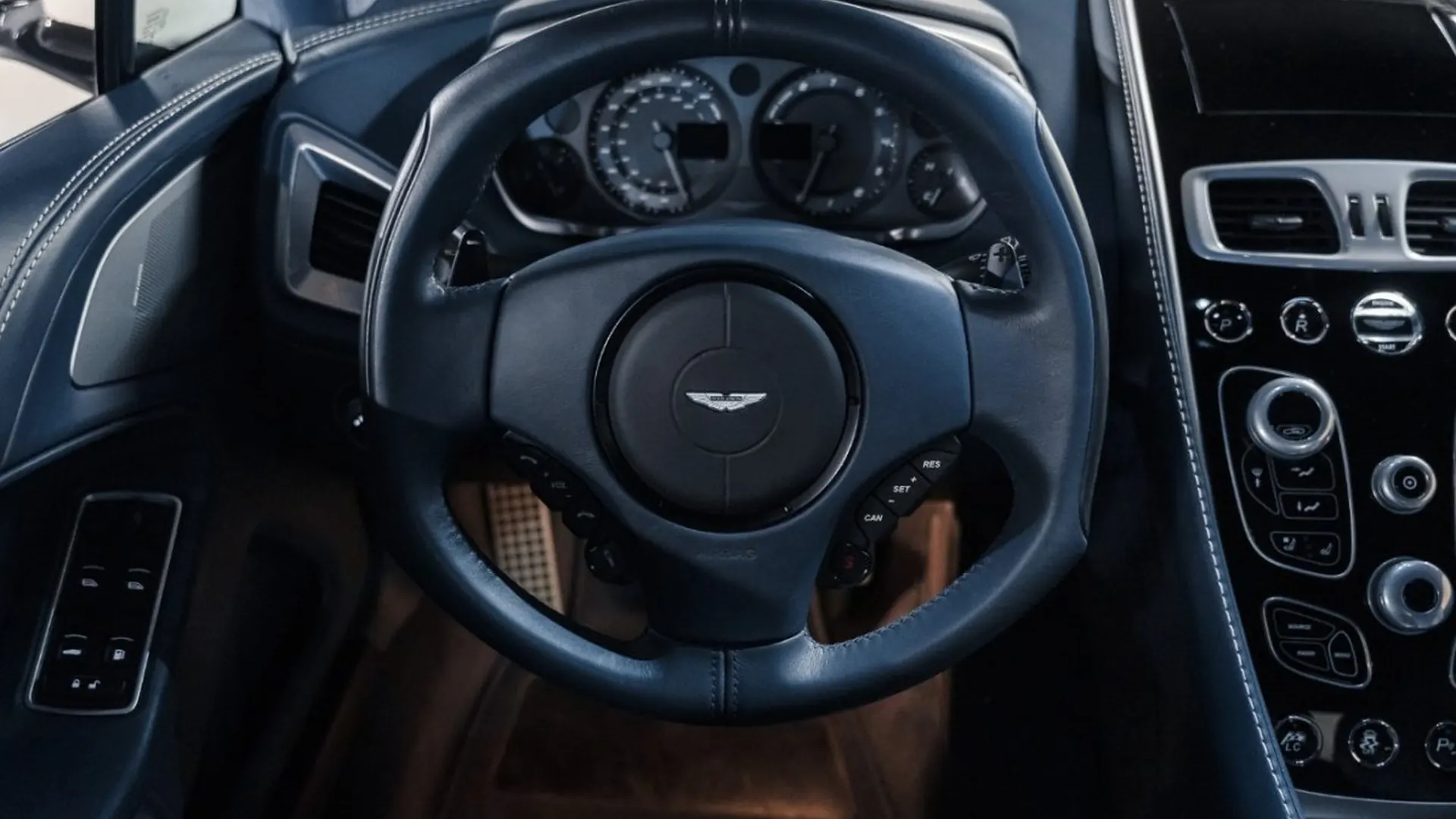Aston Martin Vanquish — photo 35