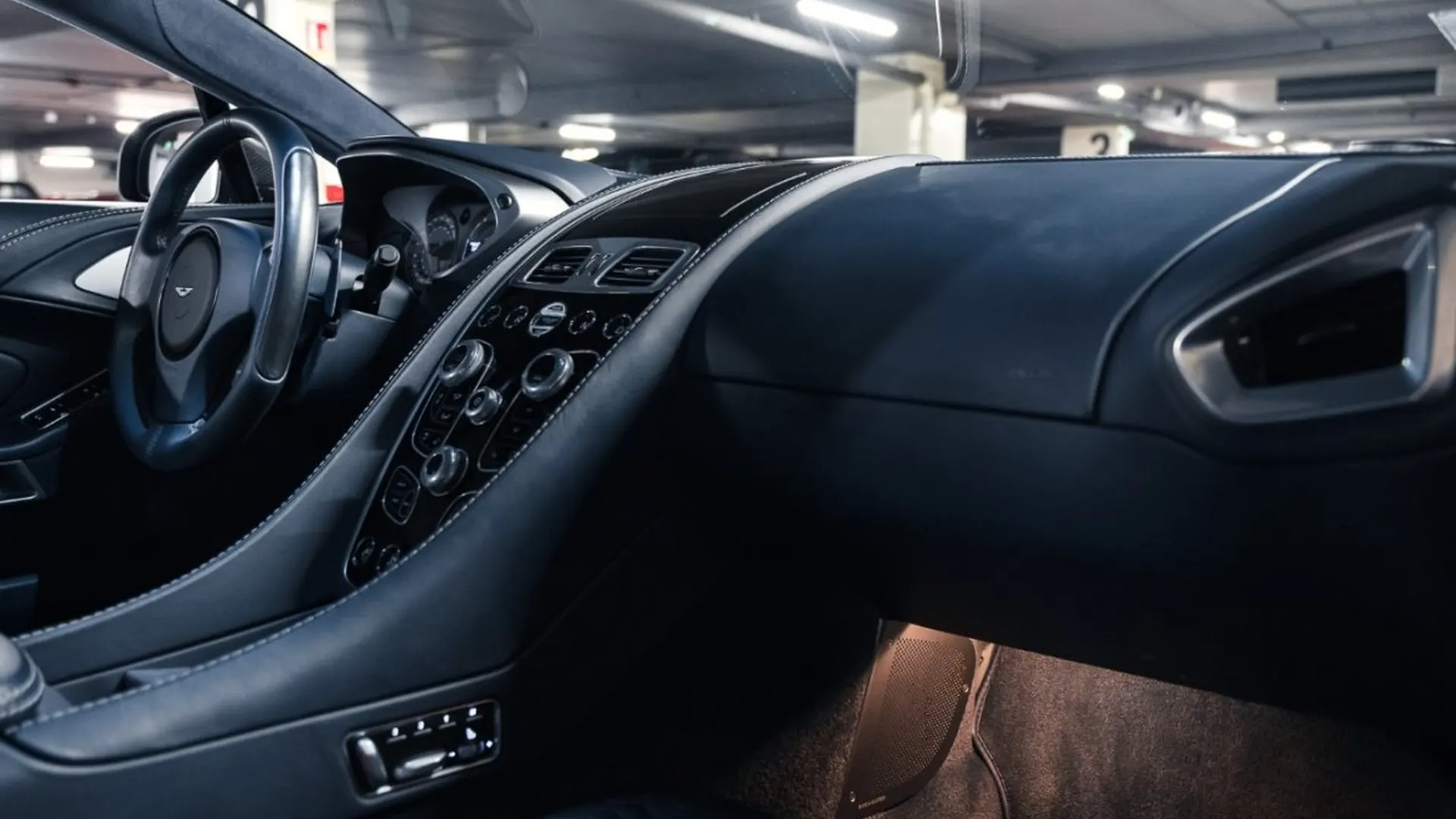 Aston Martin Vanquish — photo 41