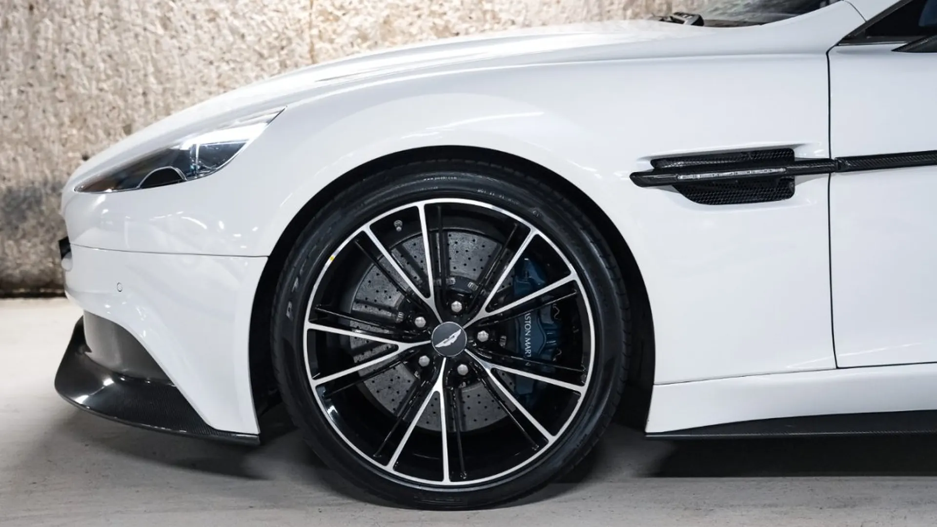 Aston Martin Vanquish — photo 9