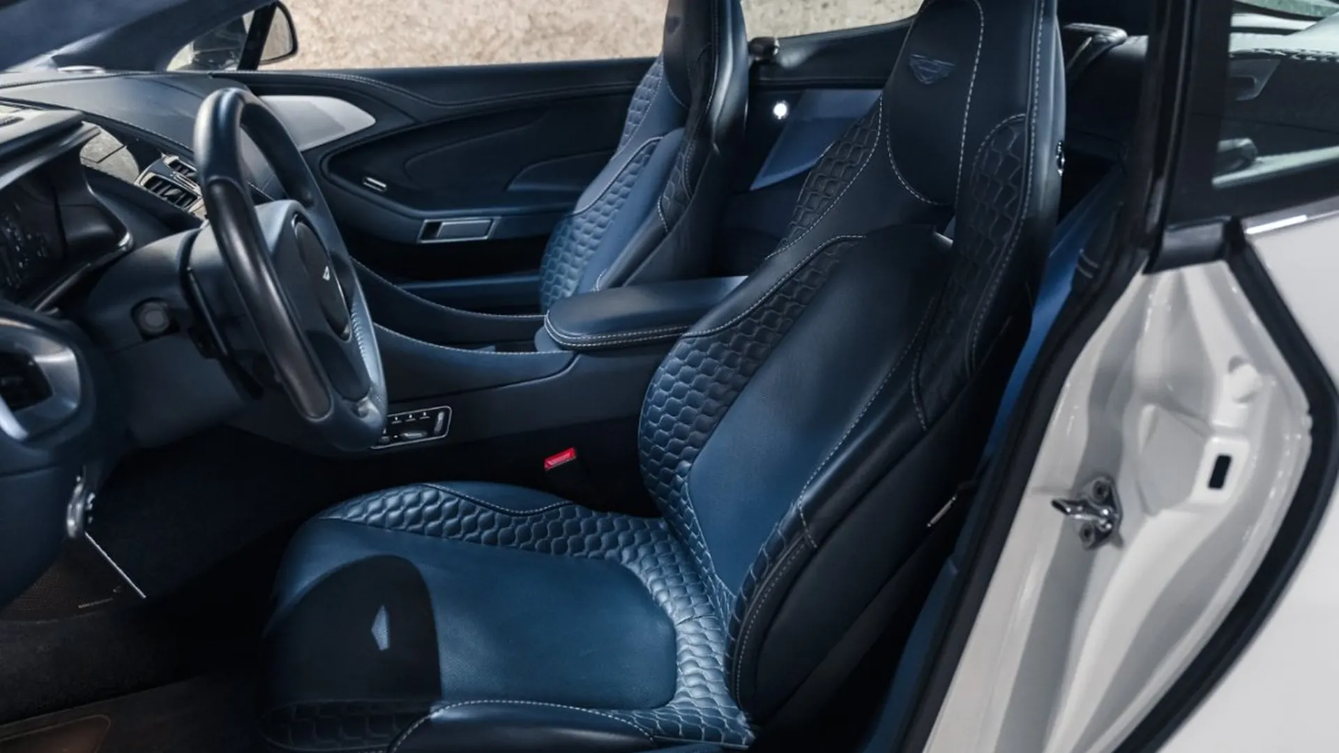 Aston Martin Vanquish — photo 29