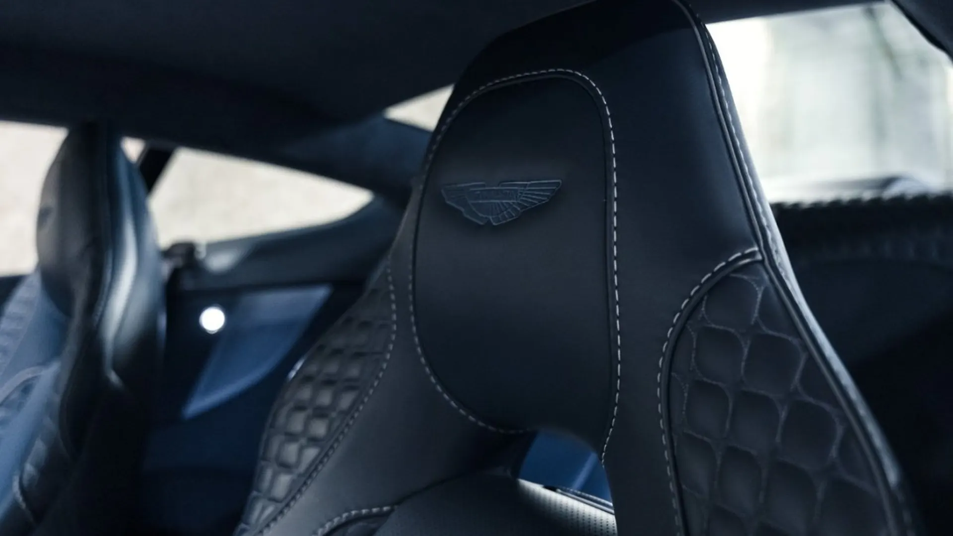 Aston Martin Vanquish — photo 31