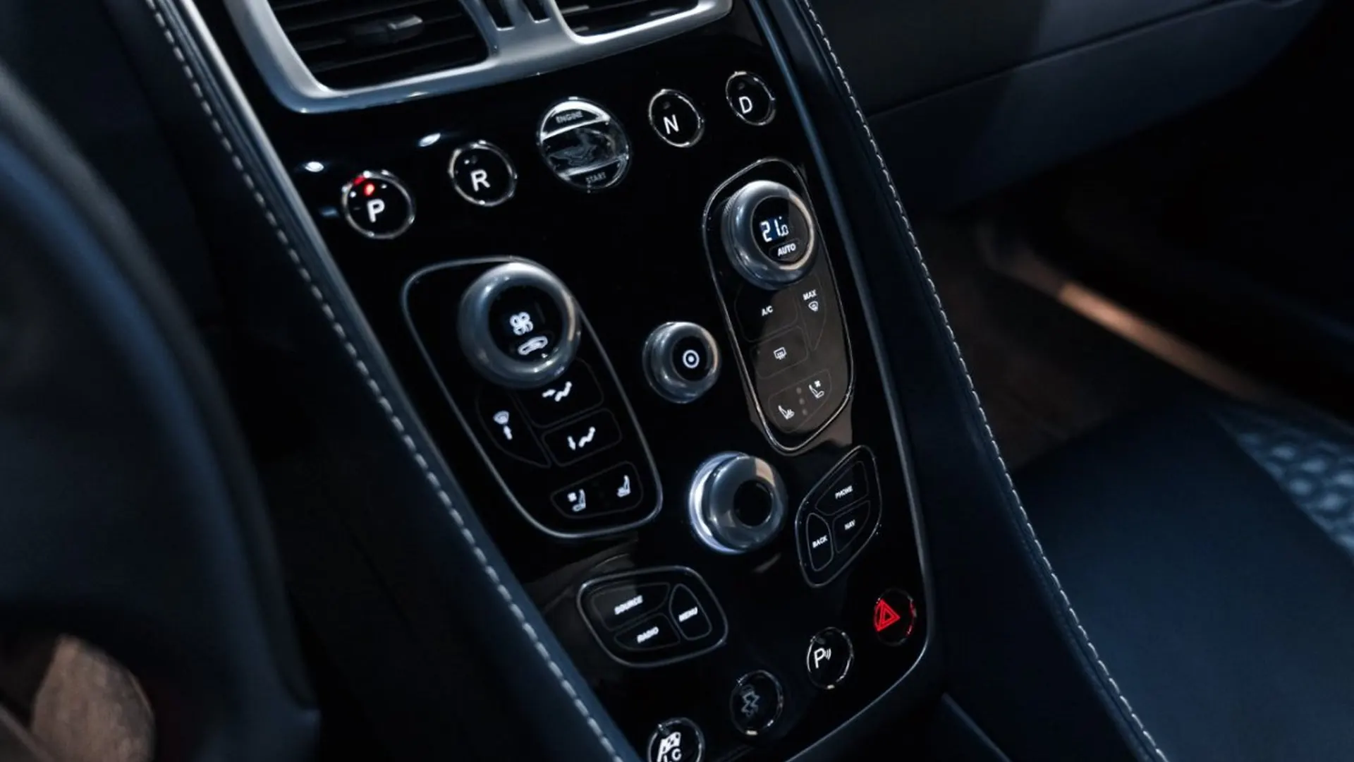 Aston Martin Vanquish — photo 39