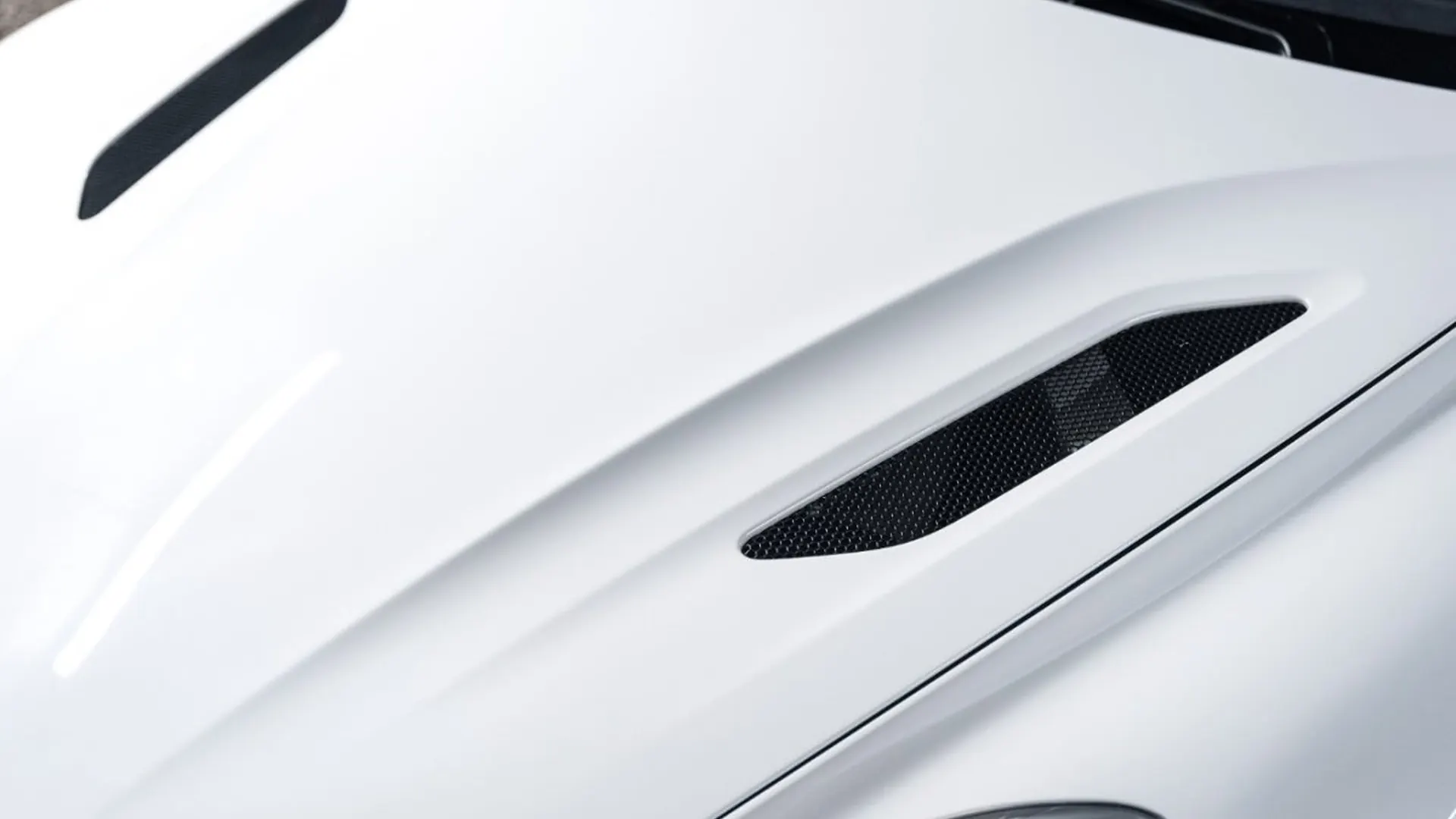 Aston Martin Vanquish — photo 4
