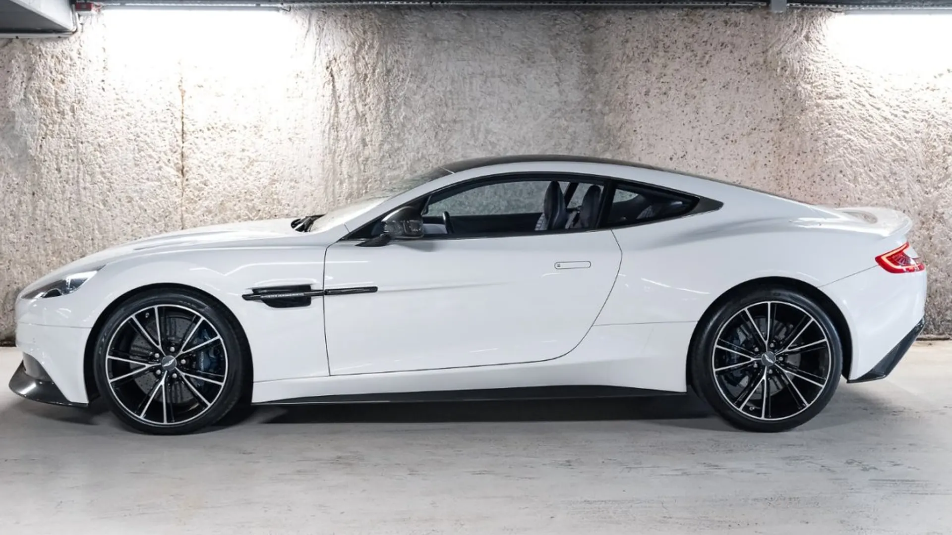 Aston Martin Vanquish — photo 8