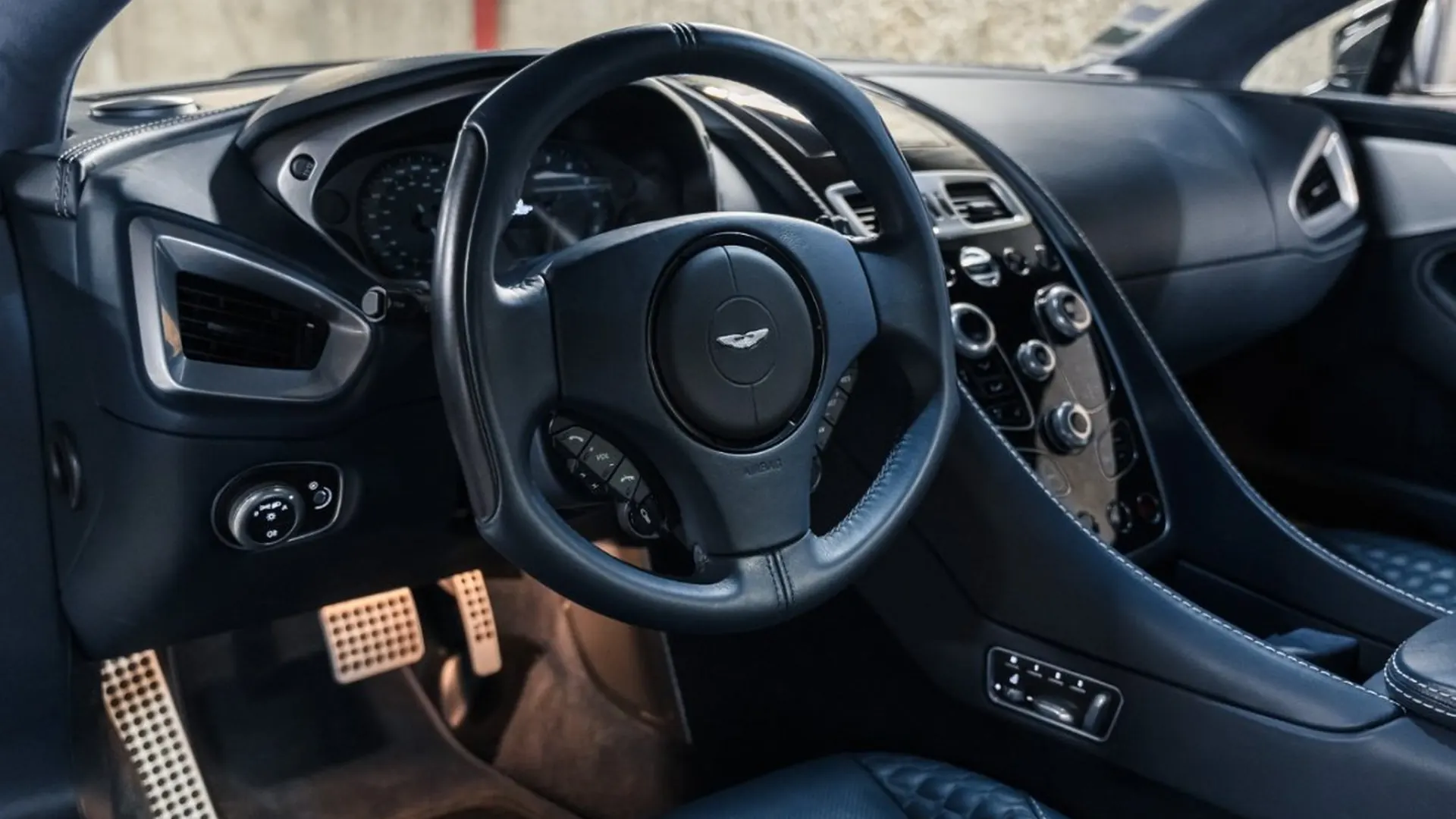 Aston Martin Vanquish — photo 33