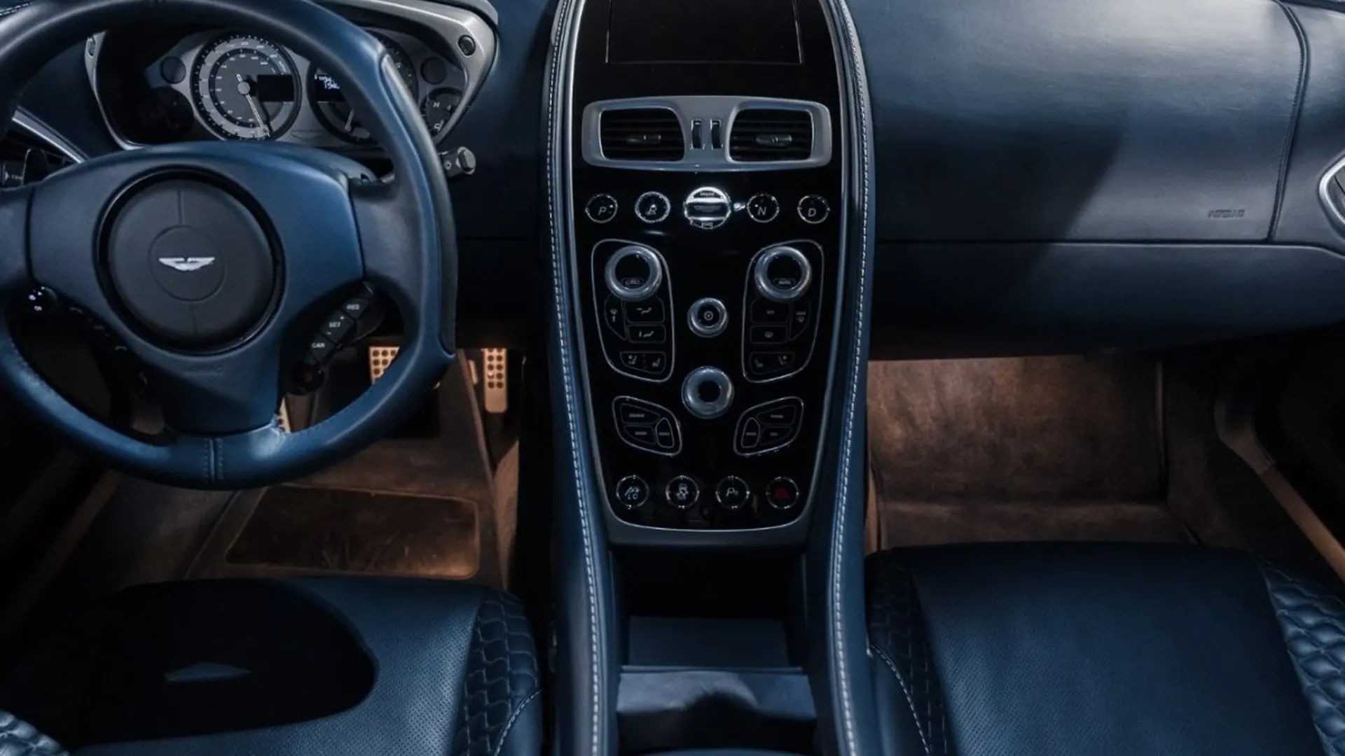 Aston Martin Vanquish — photo 37
