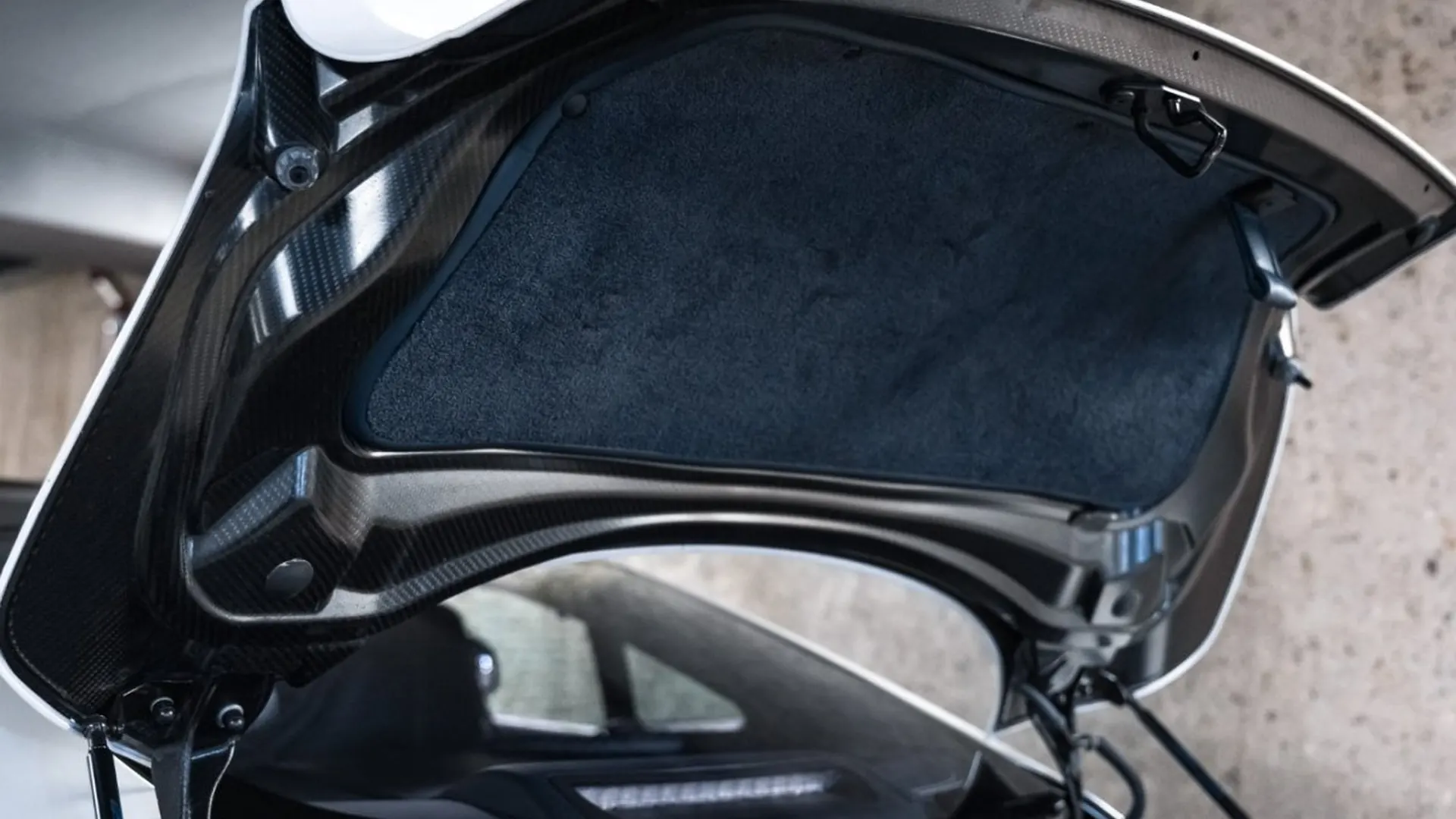 Aston Martin Vanquish — photo 25