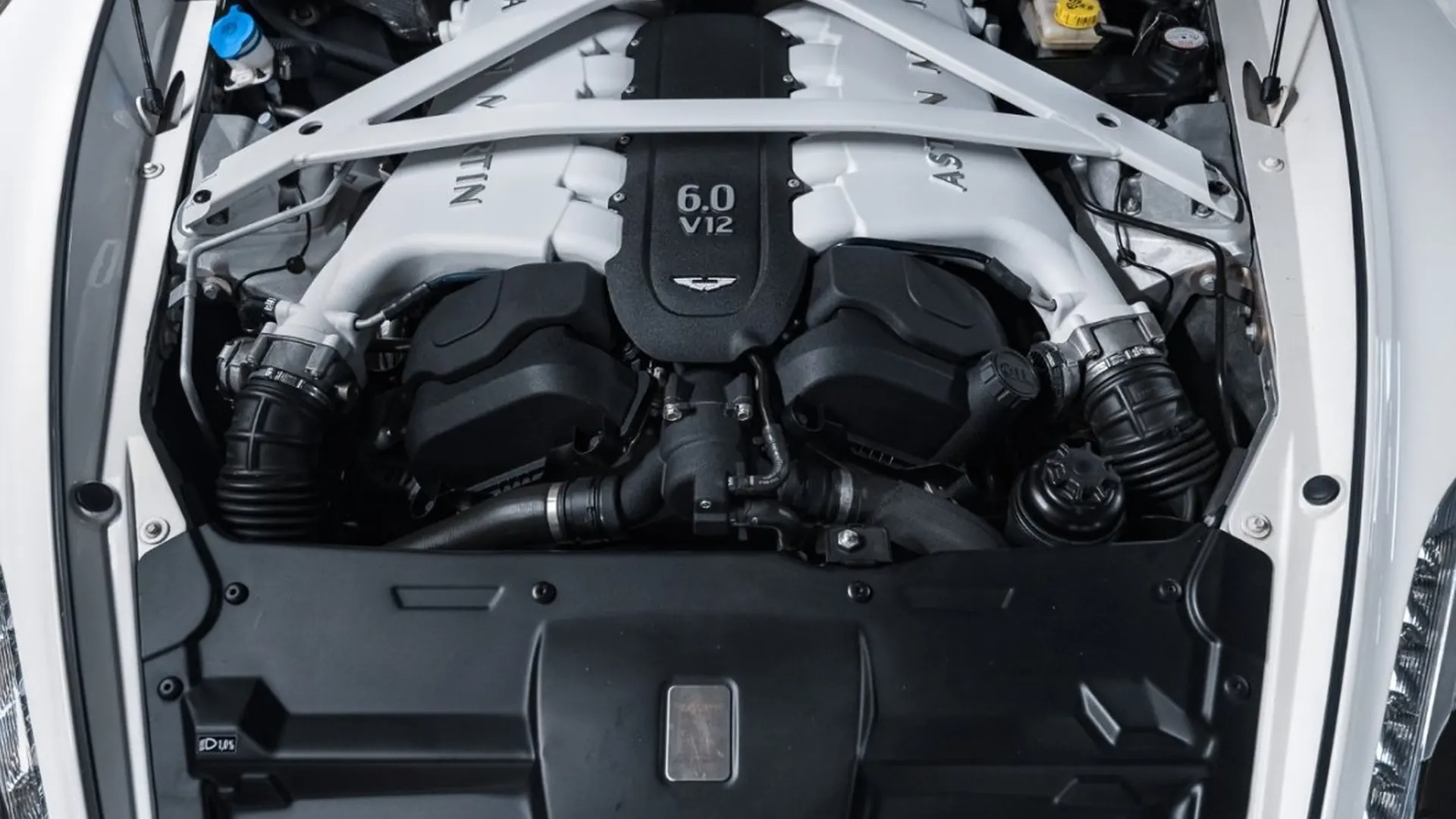 Aston Martin Vanquish — photo 46