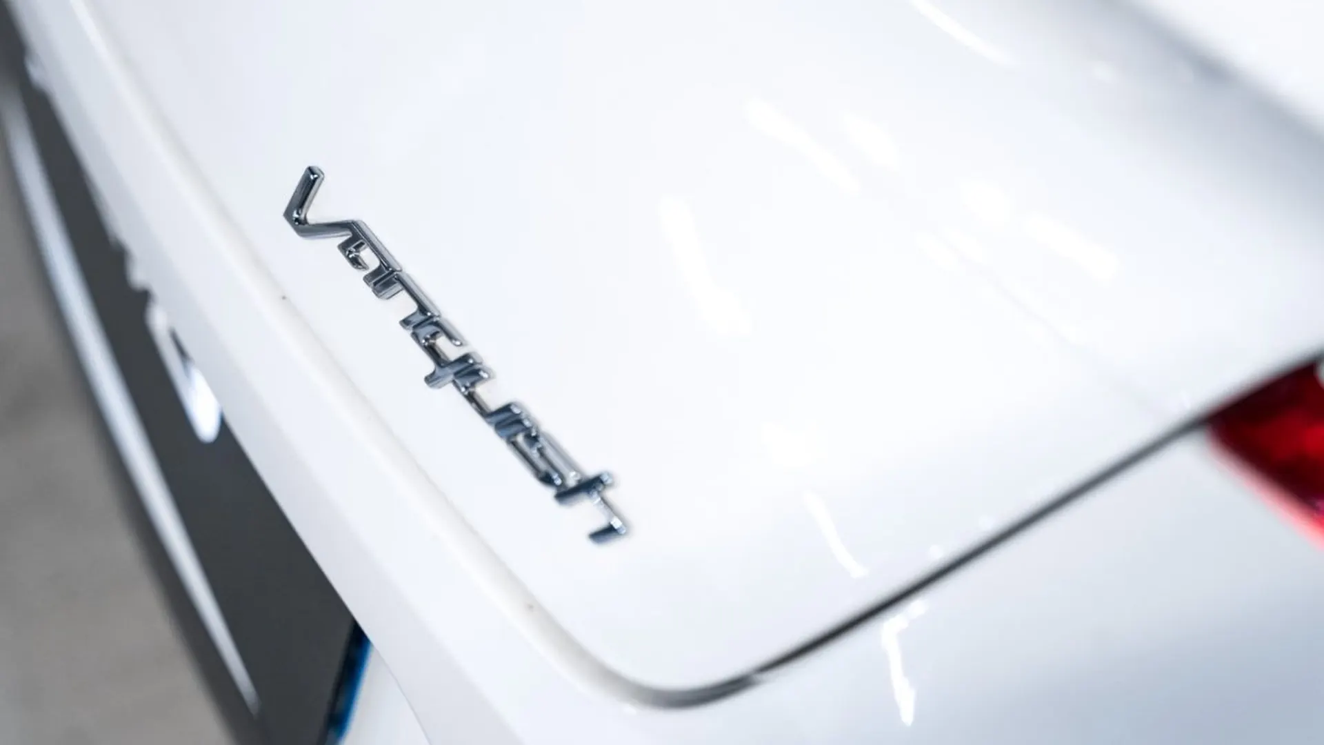 Aston Martin Vanquish — photo 21
