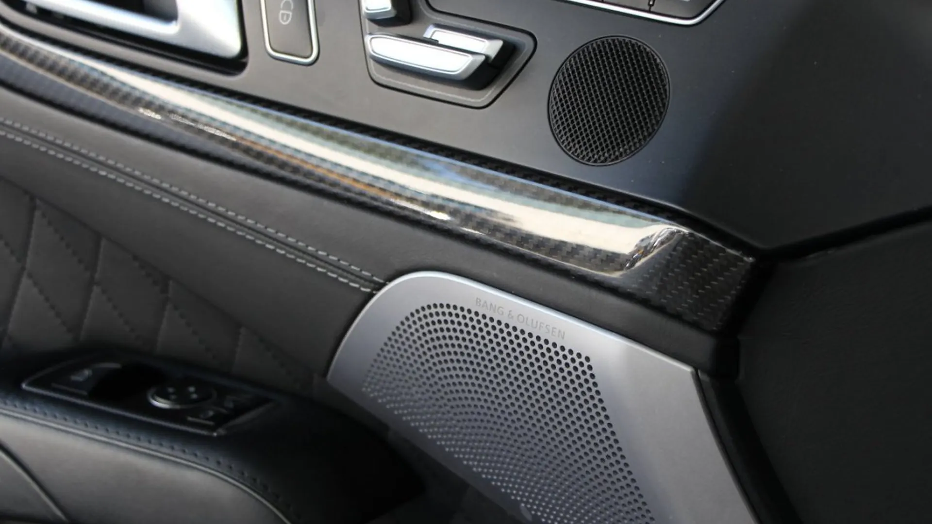 Mercedes-Benz SL — photo 17