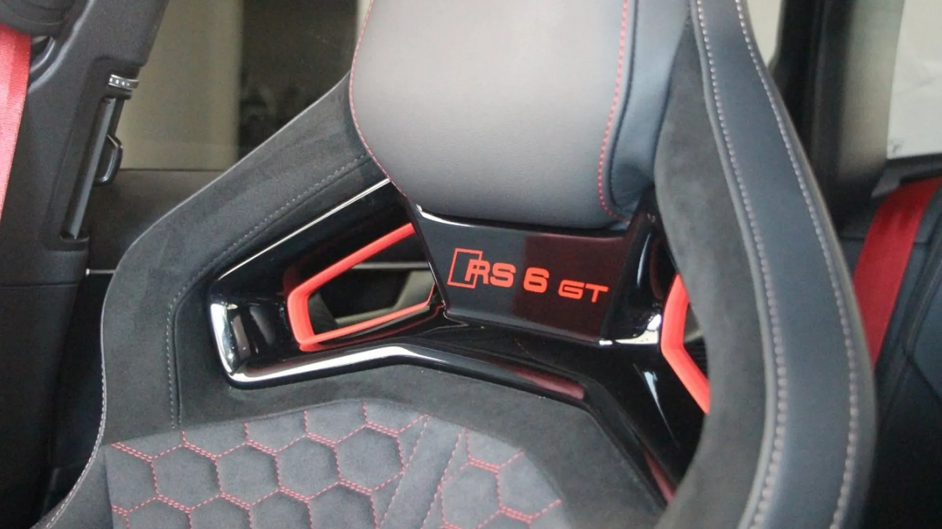 Audi RS6 — photo 21